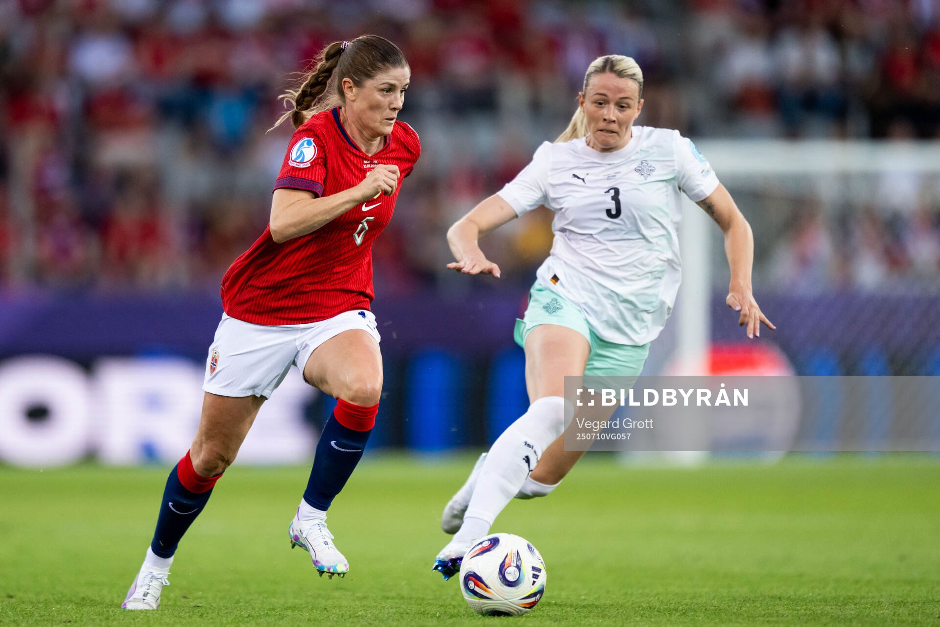 Maren Mjelde of Norway and Sandra Jessen of Iceland