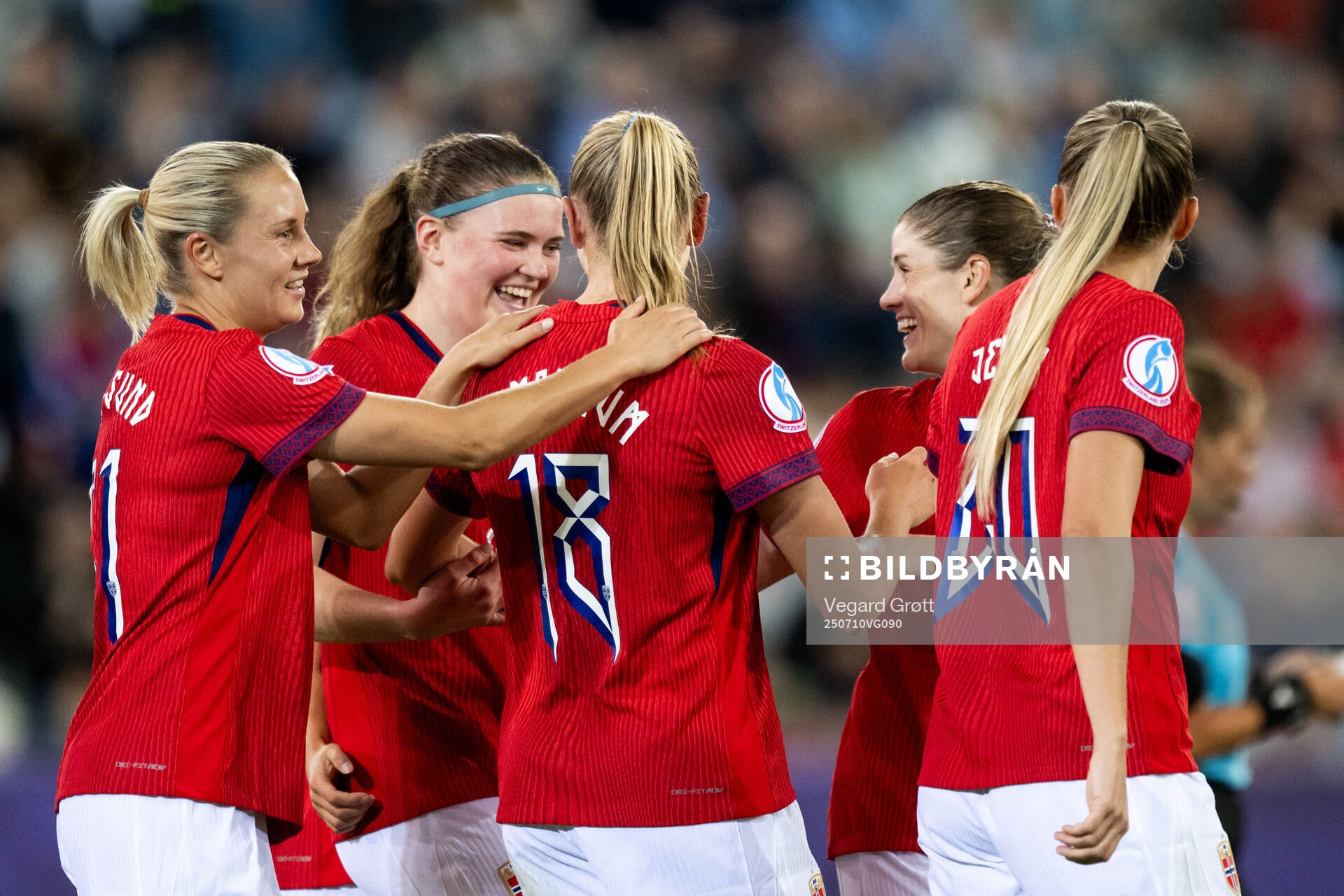 Frida Maanum of Norway celebrates with team mates