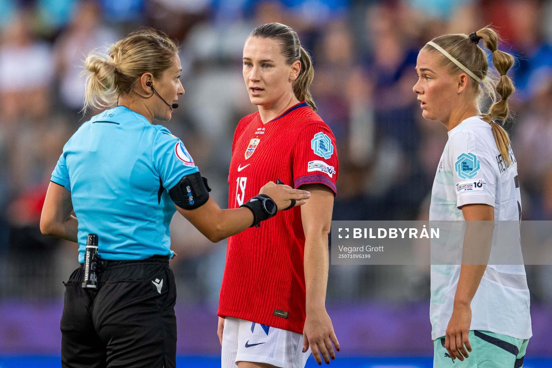 Referee Alina Pesu, Elisabeth Terland of Norway and Sædis