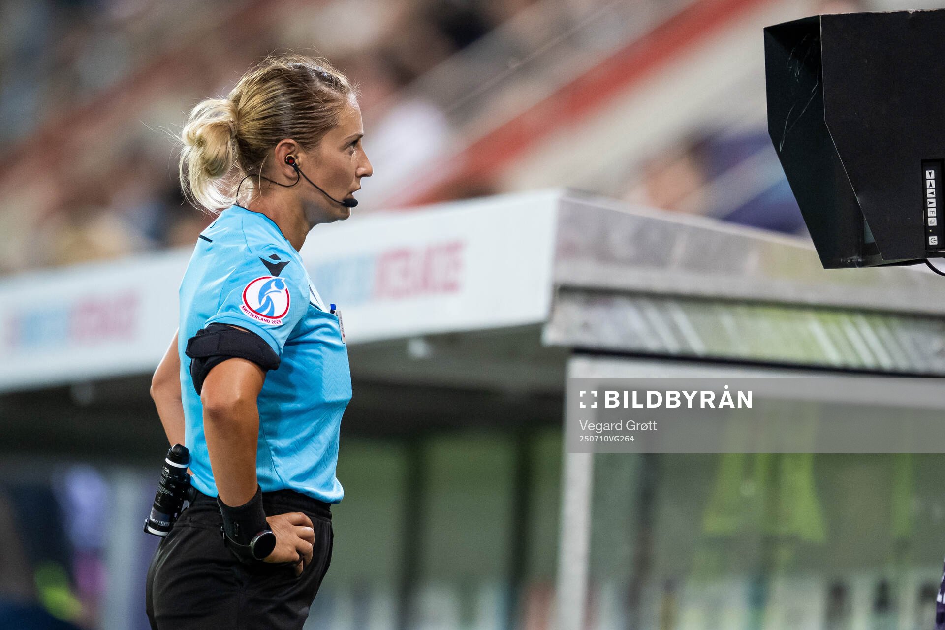Referee Alina Pesu with a VAR-check
