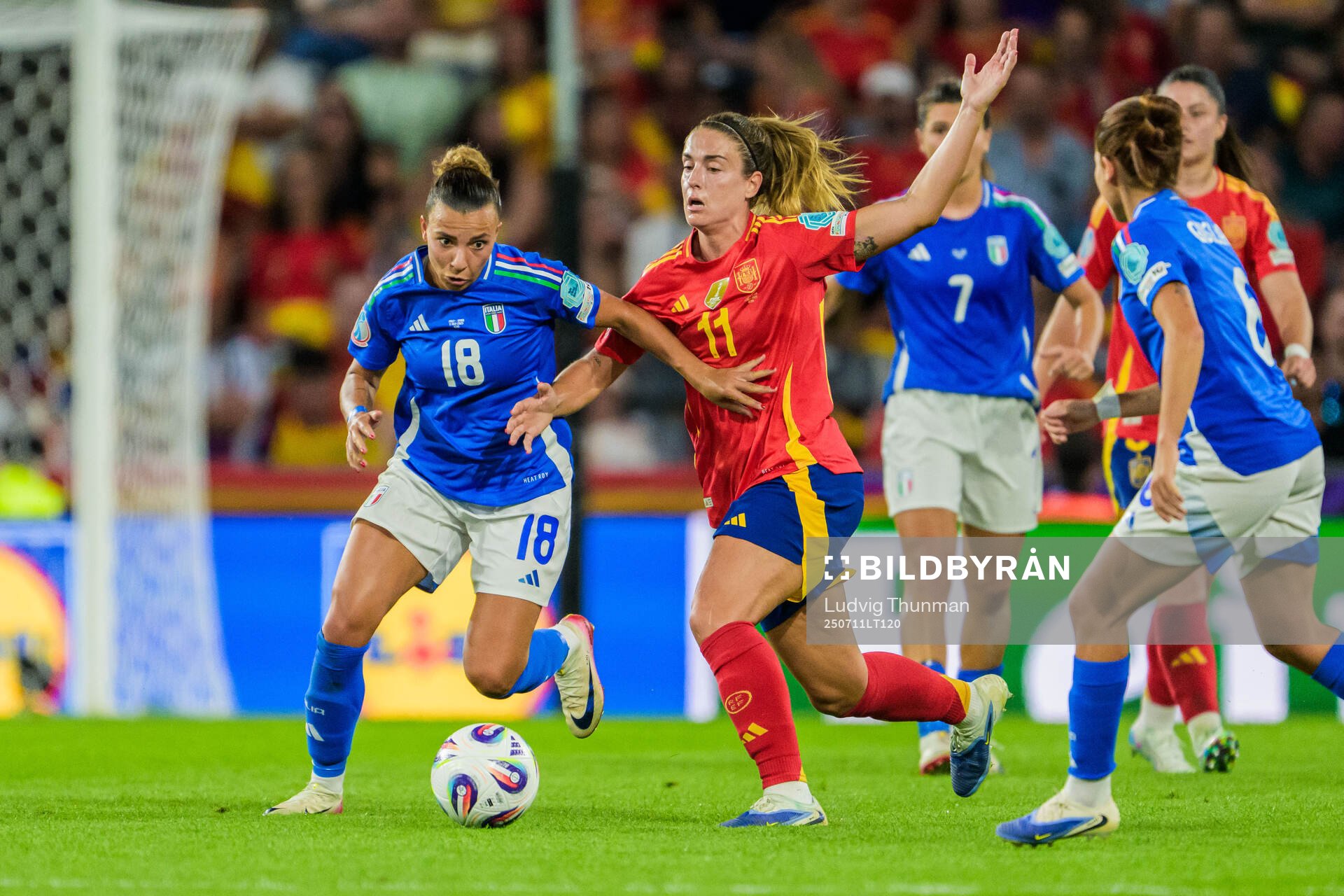 Arianna Caruso of Italy and Alexia Putellas of Spain