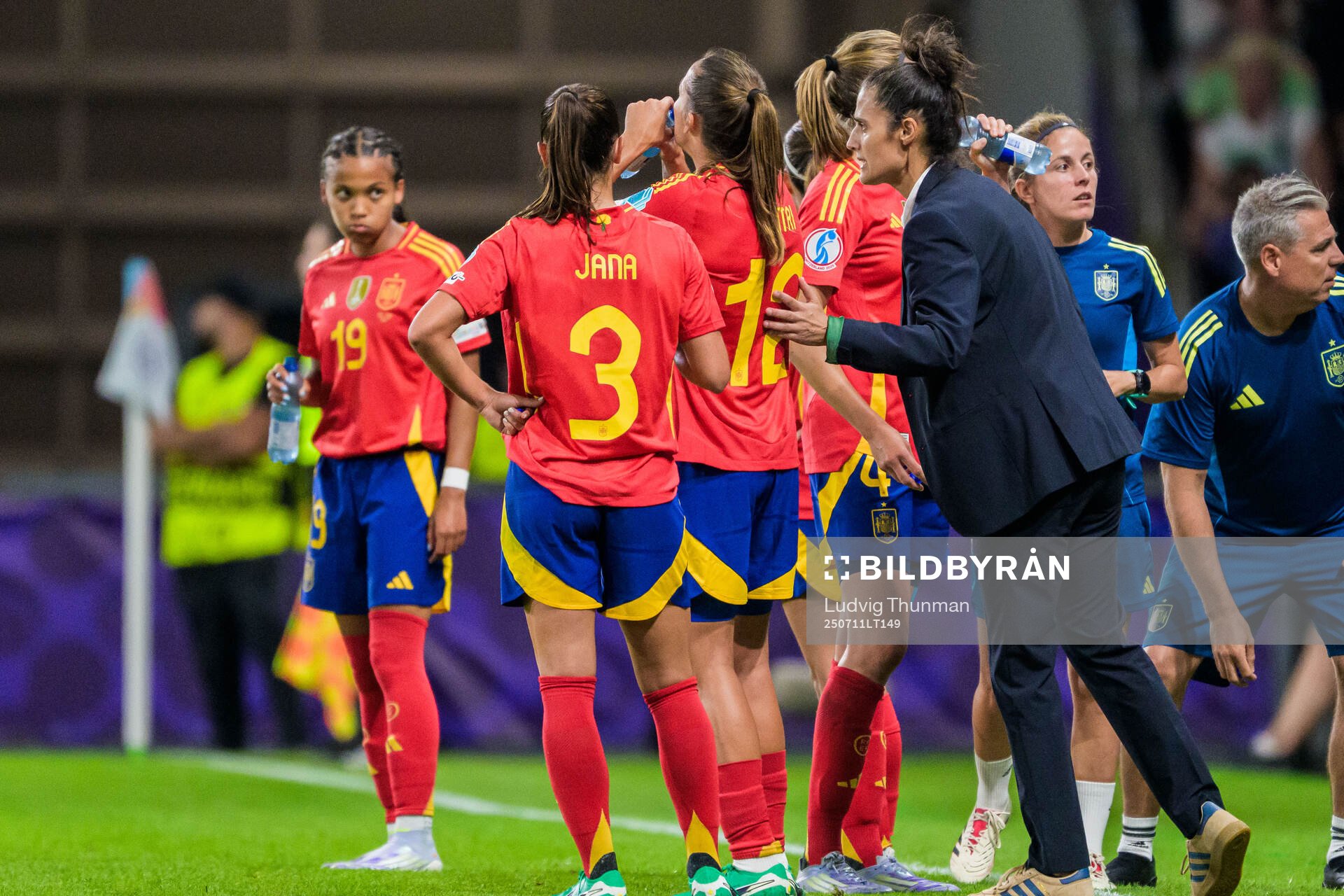 Head coach Montserrat Tomé of Spain speaks to her players