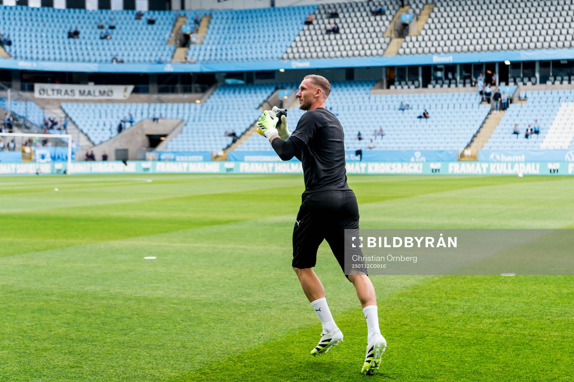 Malmö FFs målvakt Robin Olsen jublar