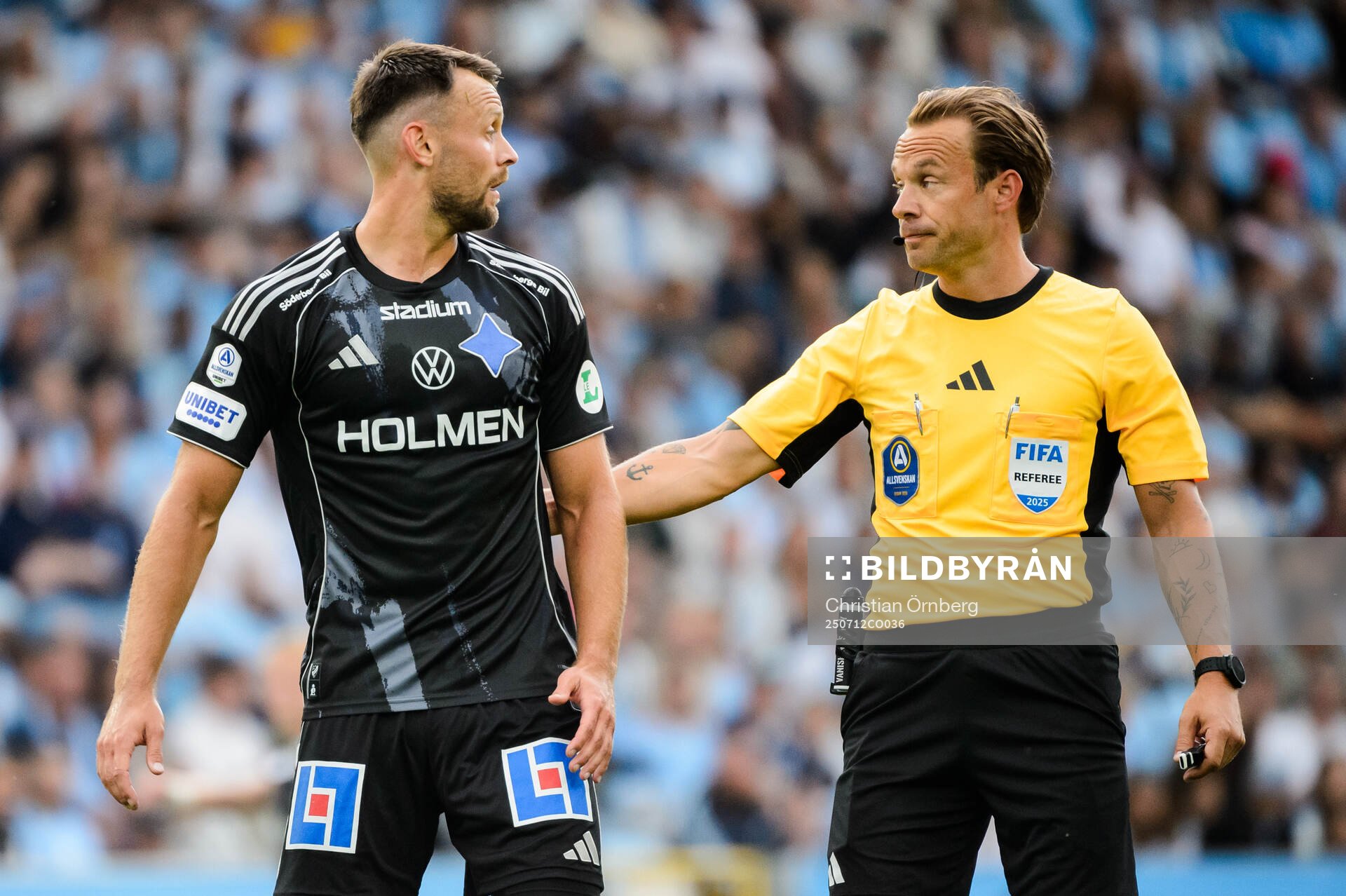 IFK Norrköpings Max Watson och Domare Kristoffer Karlsson