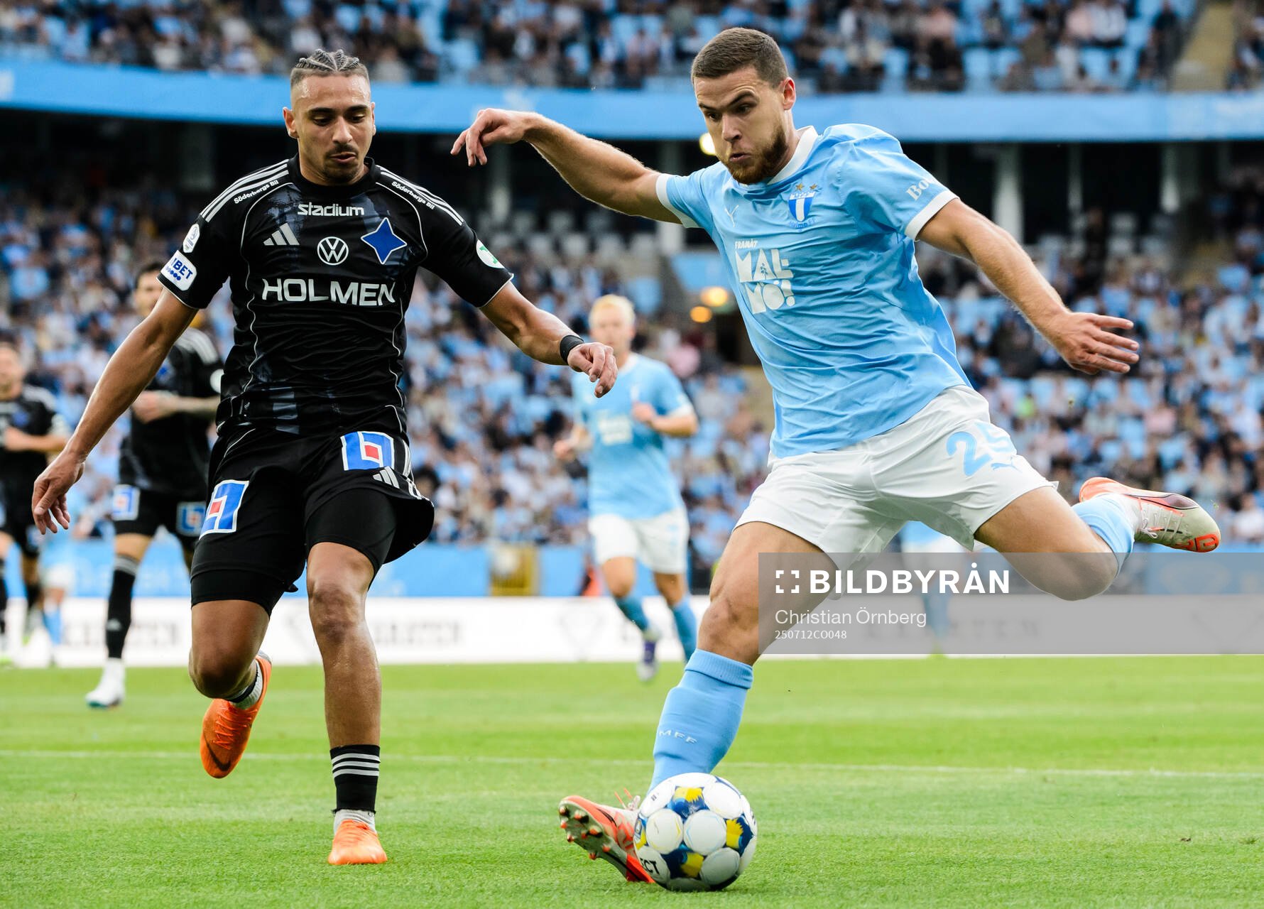 Malmö FFs Gabriel Busanello och IFK Norrköpings Moutaz