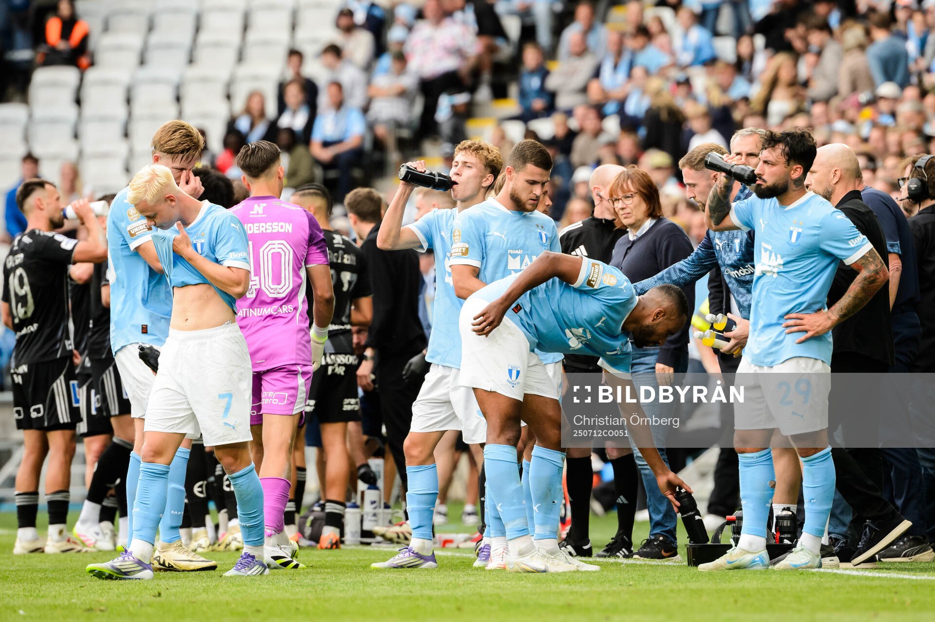 Malmö FFs spelare vid ett spelavbrottt