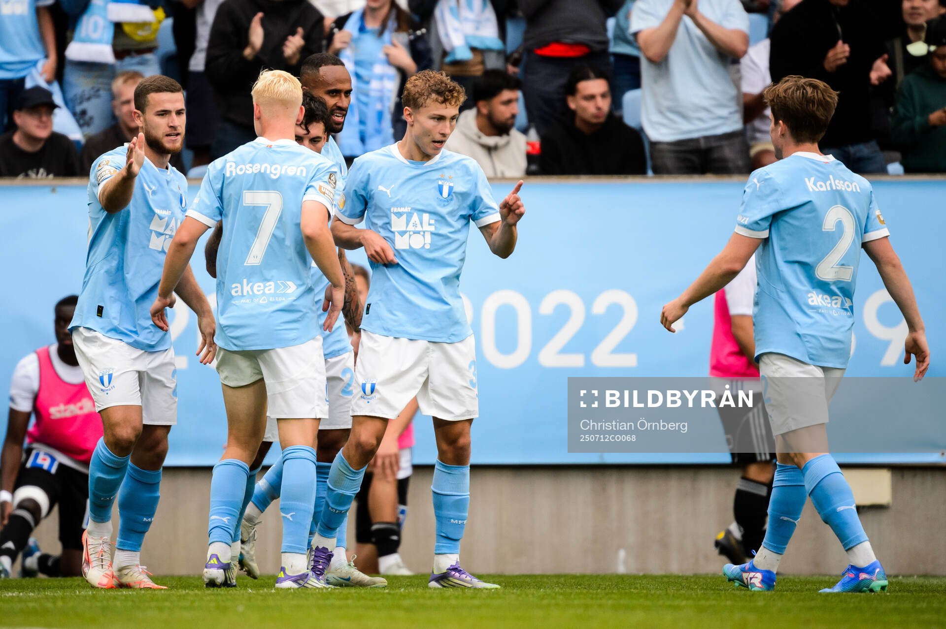 Malmö FFs Hugo Bolin jublar med lagkamrater