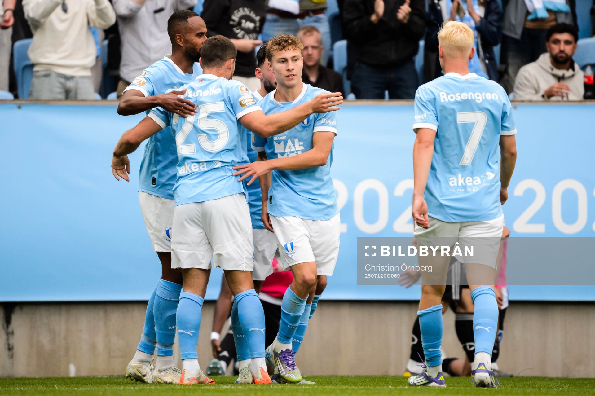 Malmö FFs Hugo Bolin jublar med lagkamrater