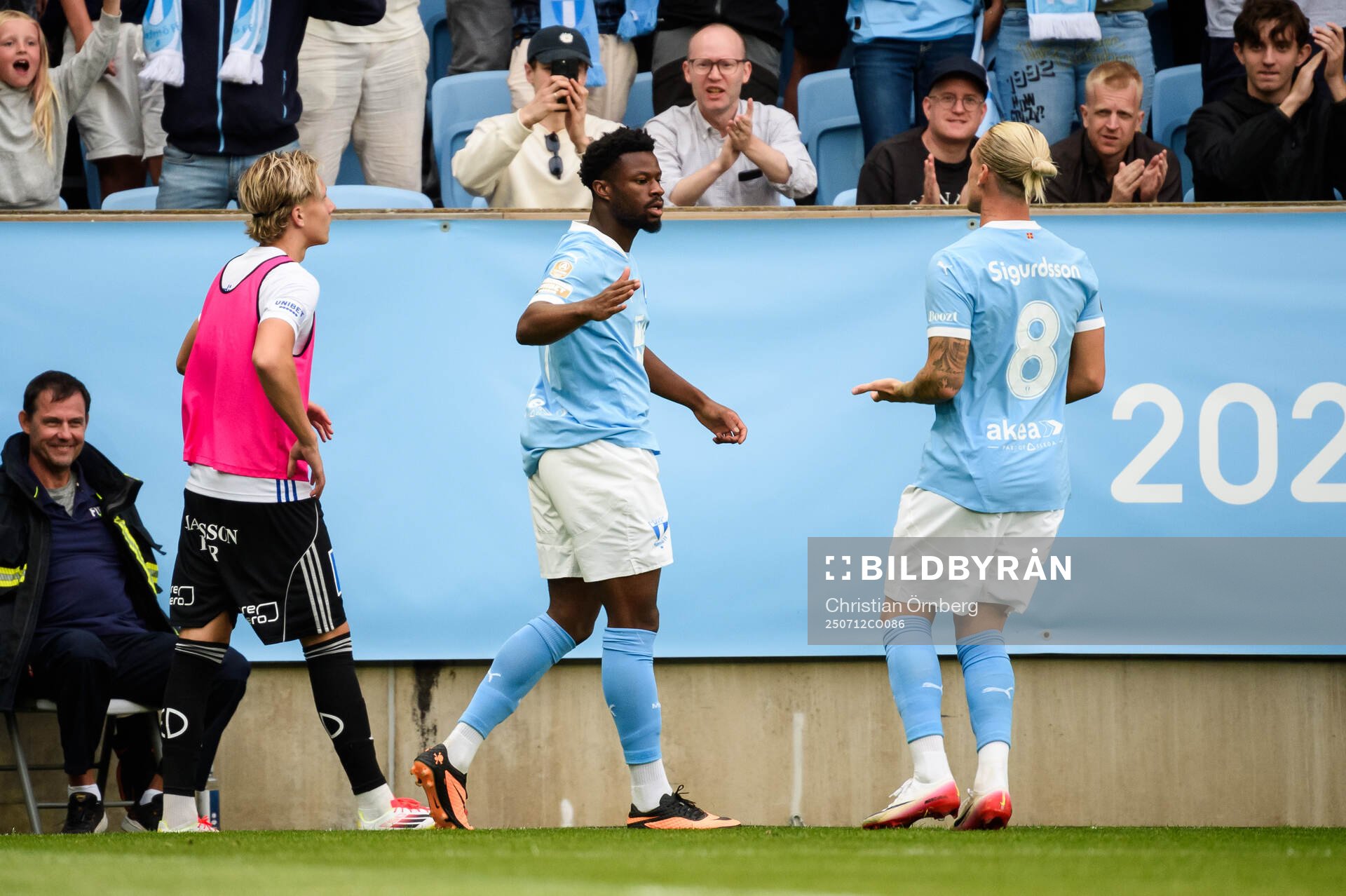 Malmö FFs Emmanuel Ekong och Arnor Sigurdsson jublar