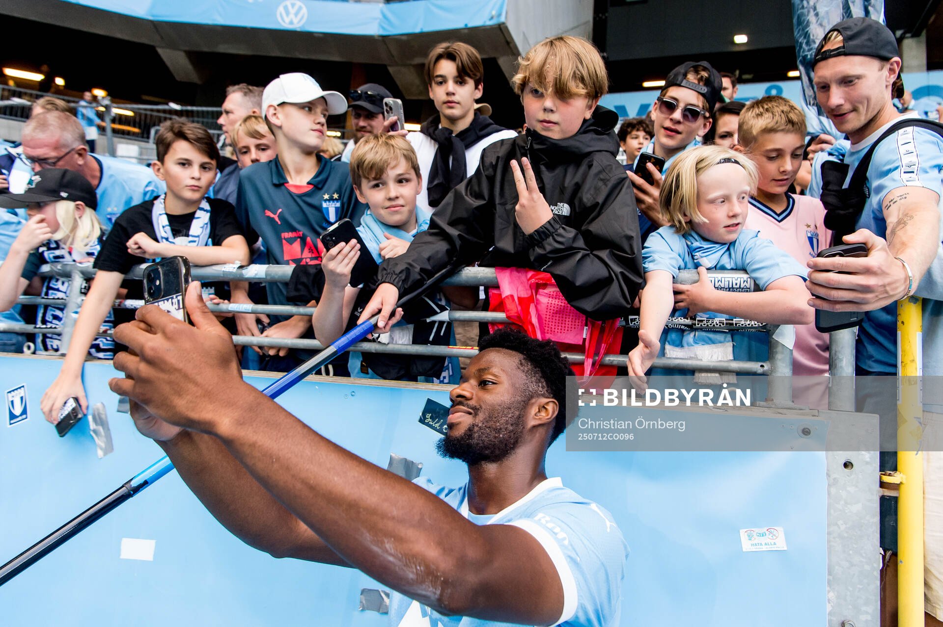 Malmö FFs Emmanuel Ekong och supportrar