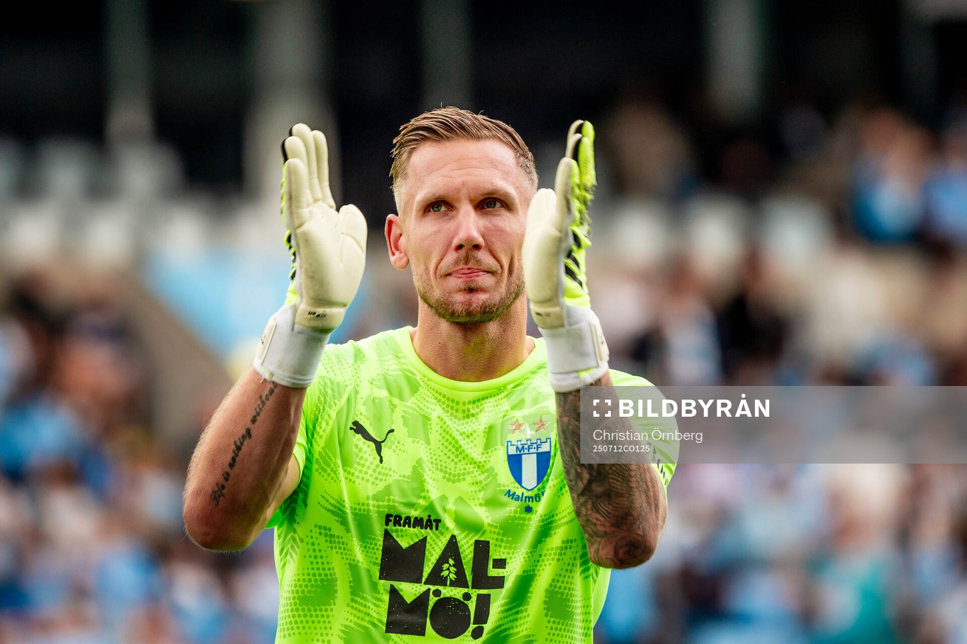 Malmö FFs målvakt Robin Olsen jublar