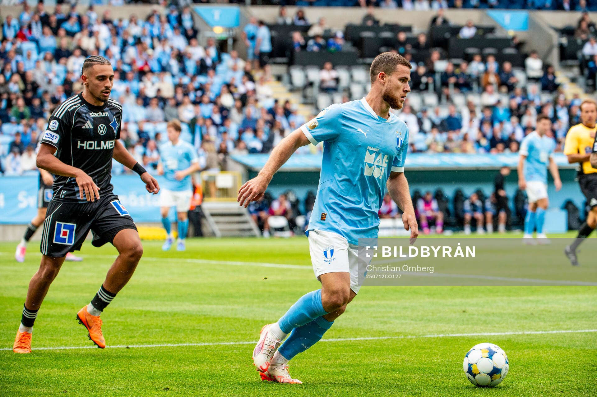 Malmö FFs Gabriel Busanello och IFK Norrköpings Moutaz