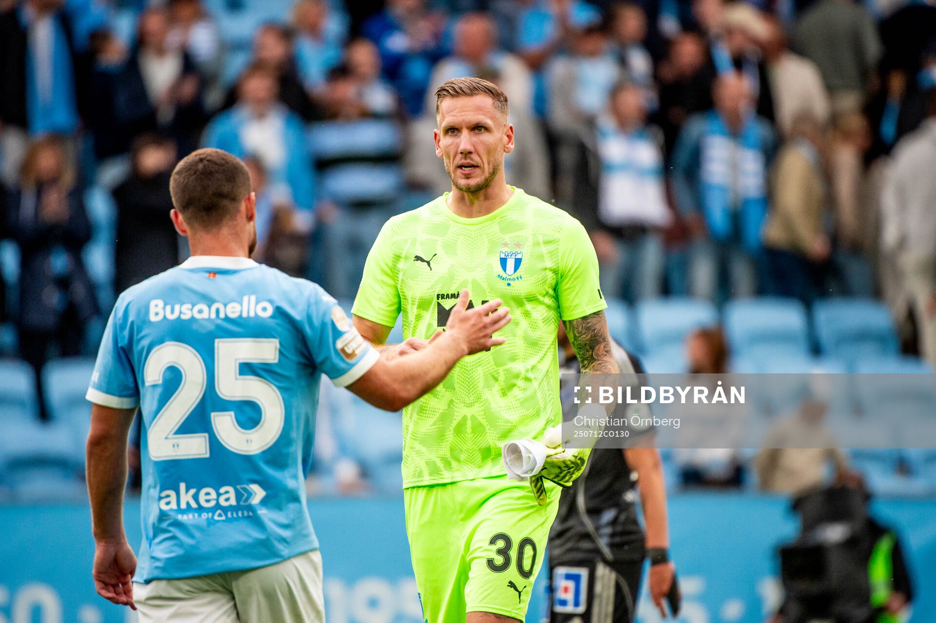 Malmö FFs Gabriel Busanello och målvakt Robin Olsen jublar