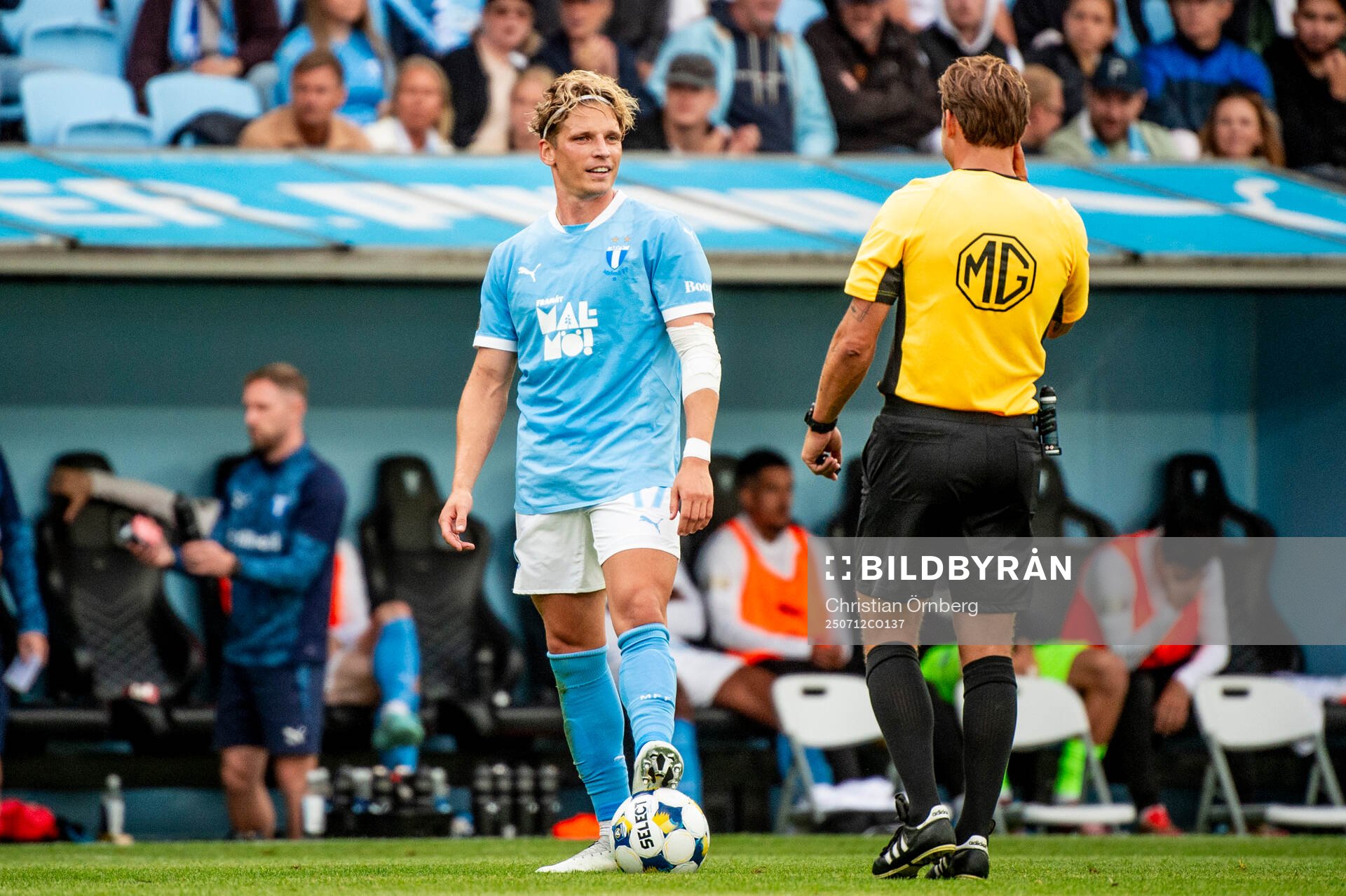 Malmö FFs Jens Stryger Larsen och domare Kristoffer