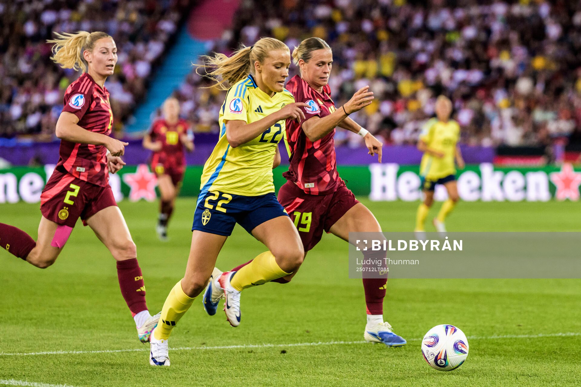 Smilla Holmberg of Sweden and Klara Buhl of Germany