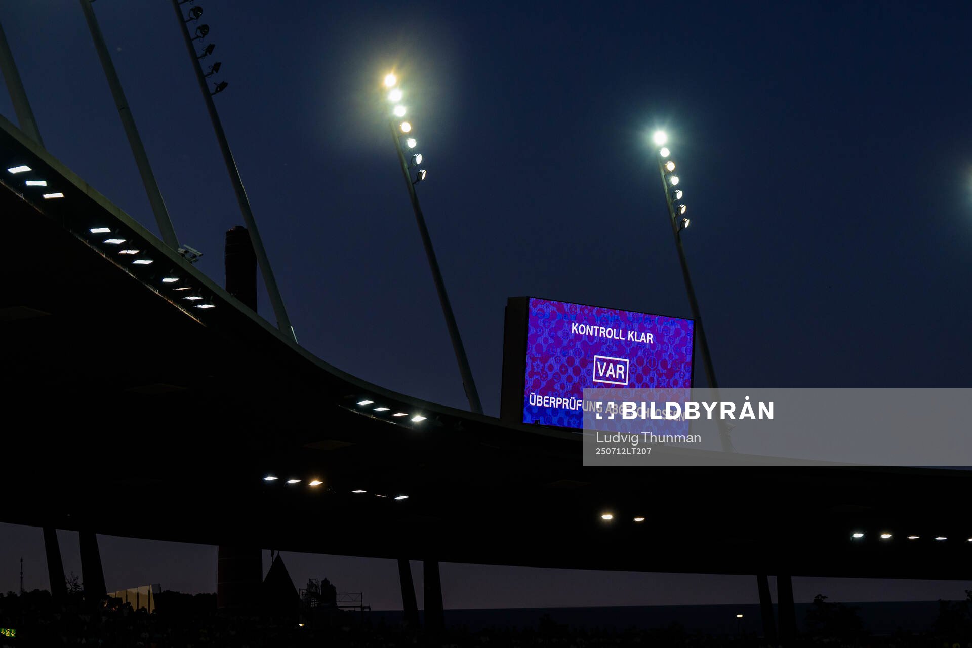 The LED monitor shows VAR control finished