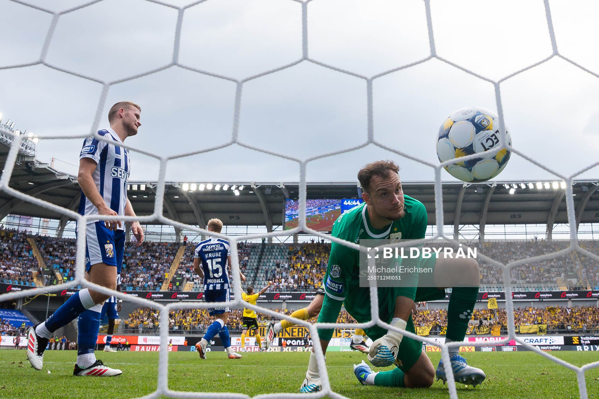 IFK Göteborgs Jonas Bager och målvakt Elis Bishesari