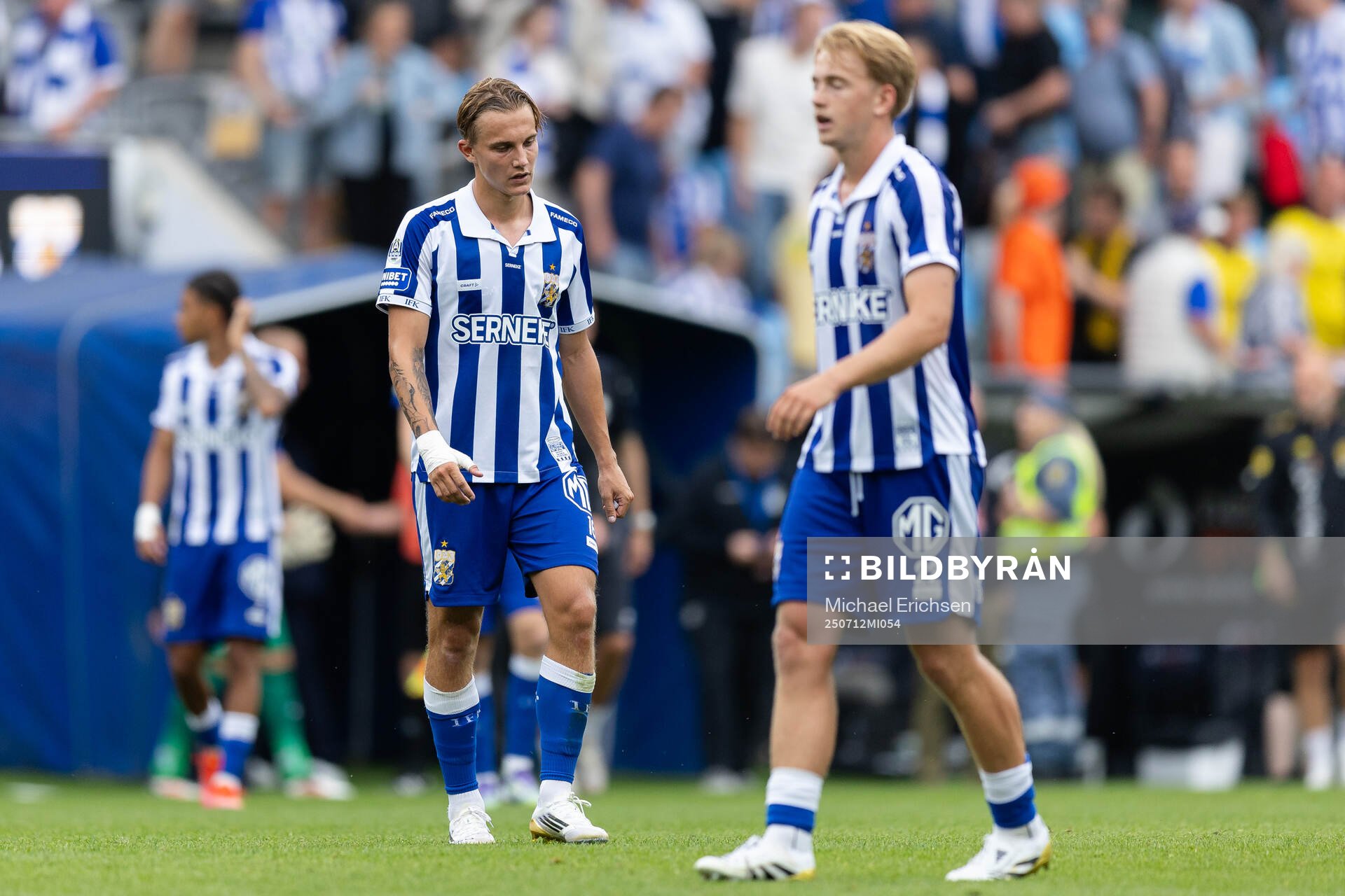 IFK Göteborgs Linus Carlstrand och Noah Tolf  deppar