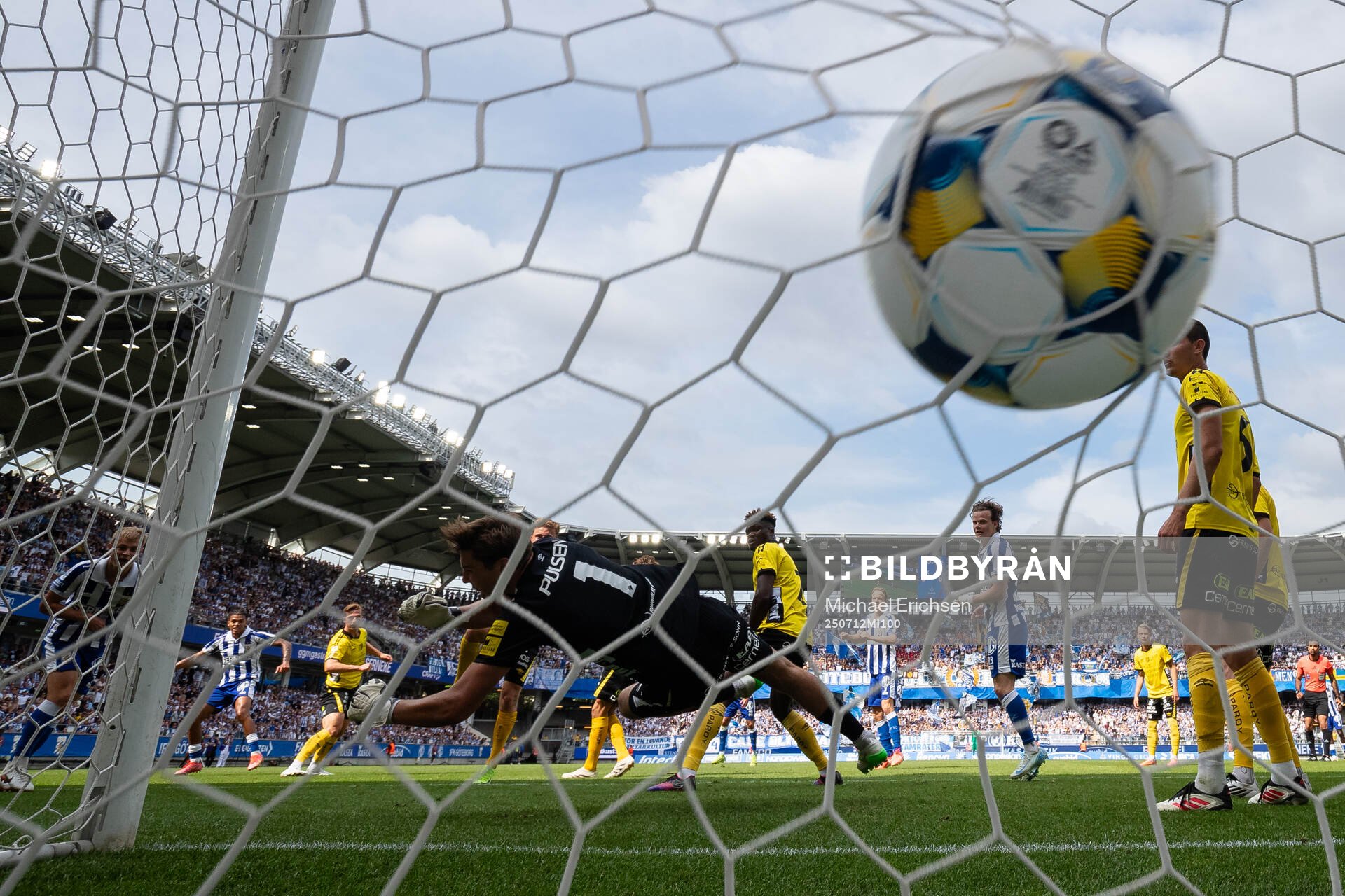 IFK Göteborgs Sebastian Clemmensen skjuter 1-0 i mål
