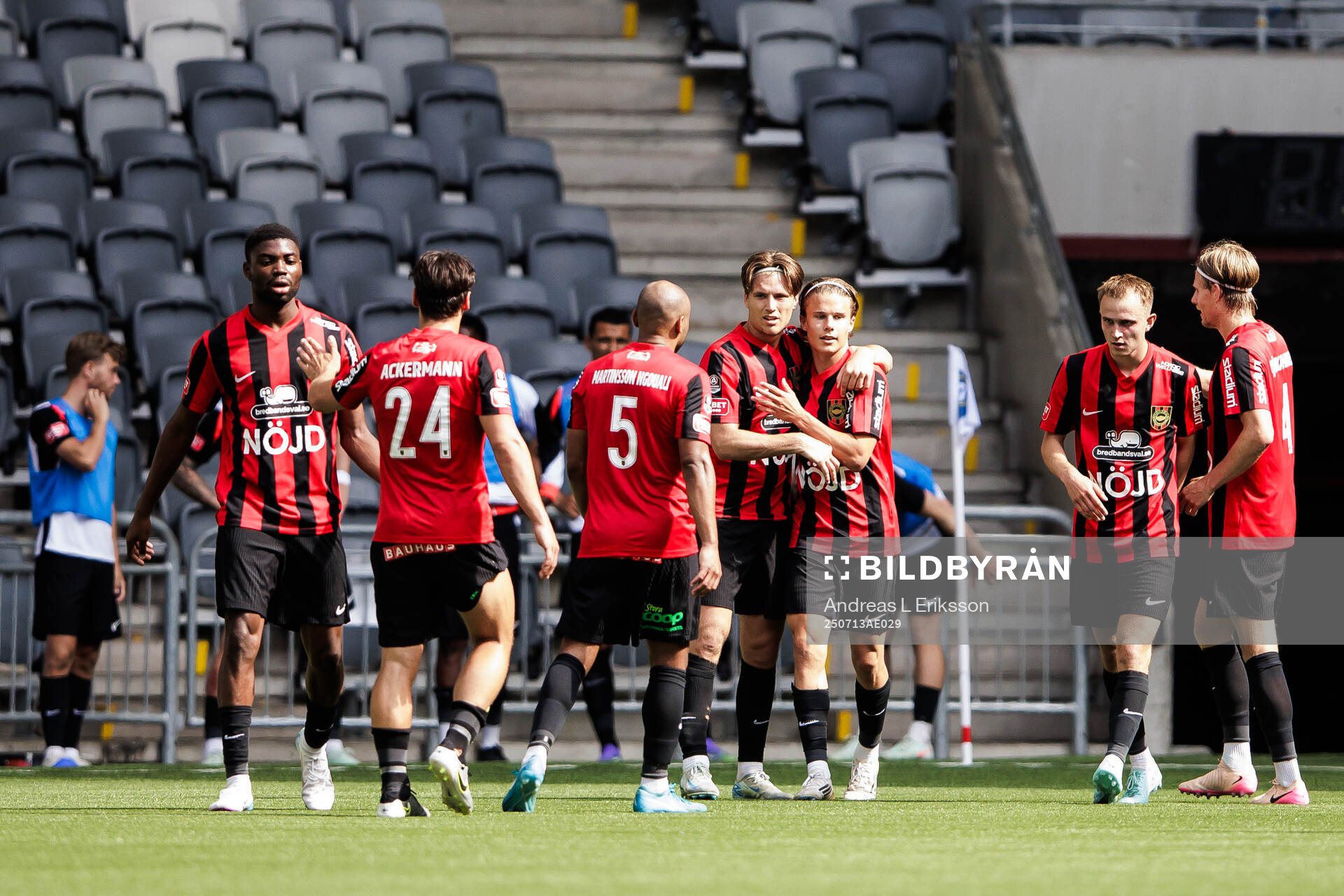 Brommapojkarnas Victor Lind jublar