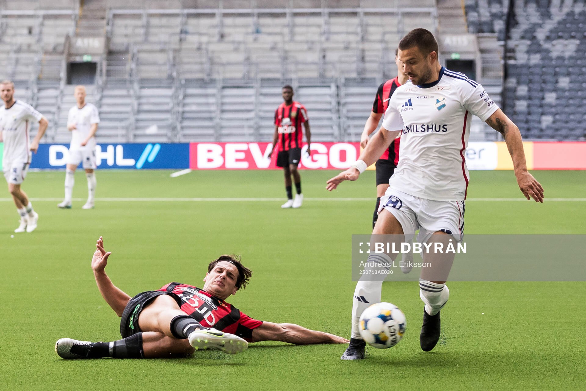 Brommapojkarnas Kevin Ackermann och Östers Vladimir Rodic
