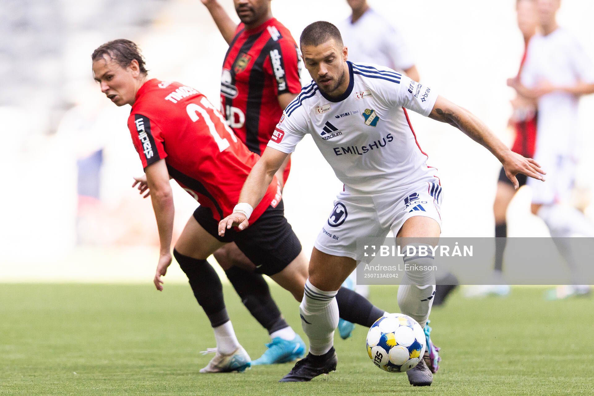 Brommapojkarnas Alex Timossi Andersson och Östers Vladimir