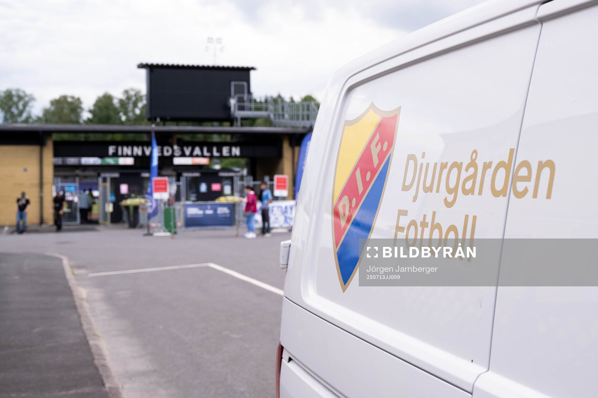Djurgårdens materialbil parkerad utanför Finnvedsvallen