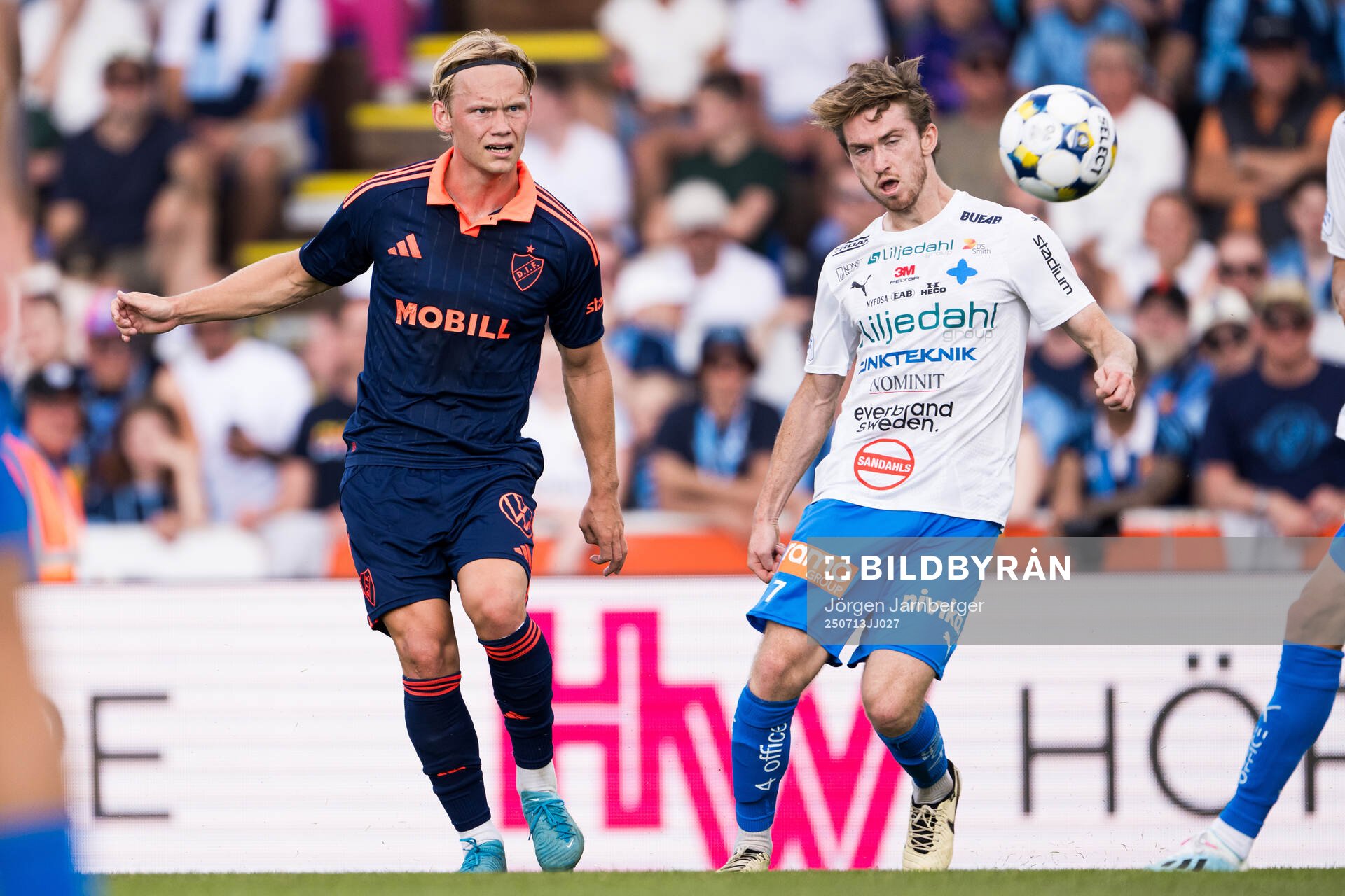 Djurgårdens Tobias Gulliksen och Värnamos Carl Johansson