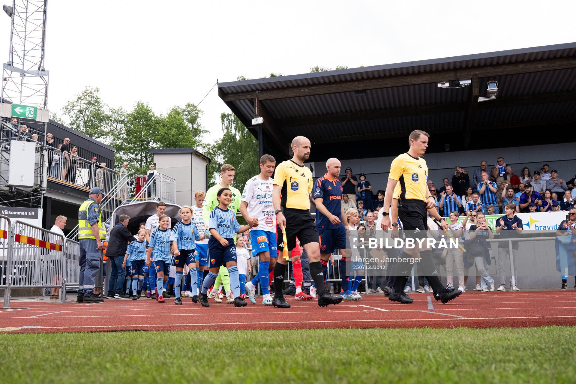 Domarna och lagen kommer in till match