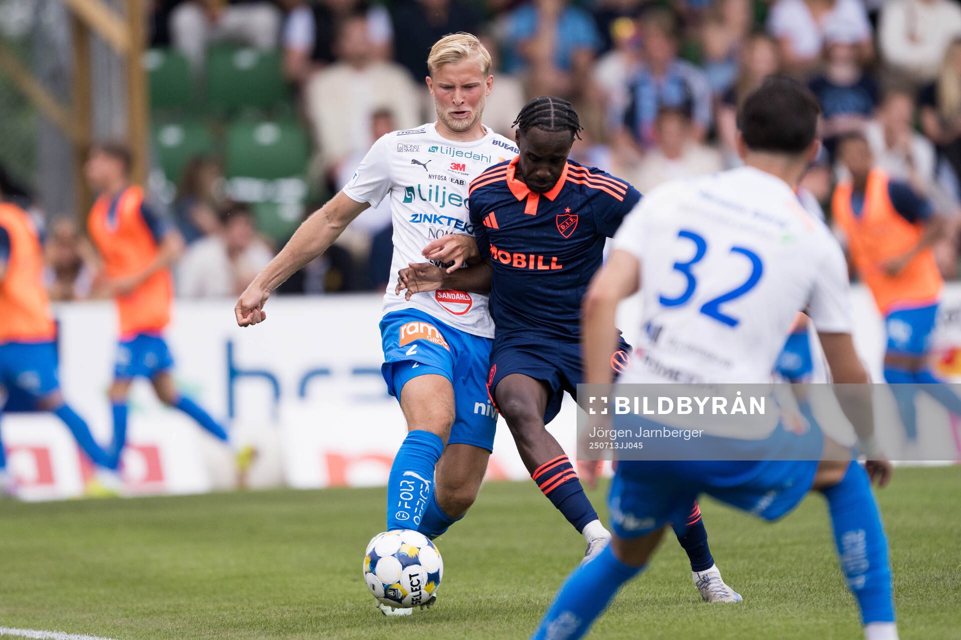 Värnamos Johan Rapp och Djurgårdens Tokmac Nguen