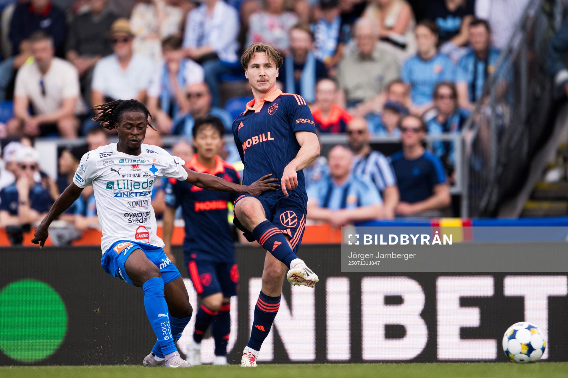Värnamos Frank Junior Adjei och Djurgårdens Miro Tenho