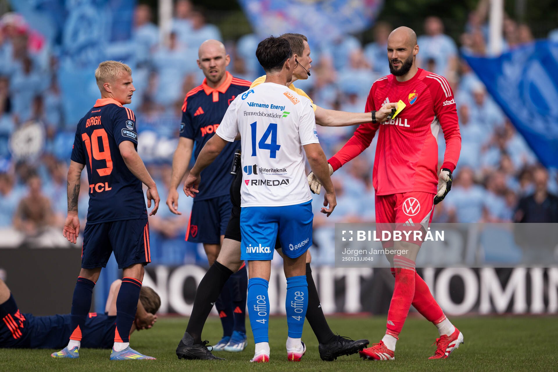 Värnamos Marcus Antonsson och Djurgårdens målvakt Filip