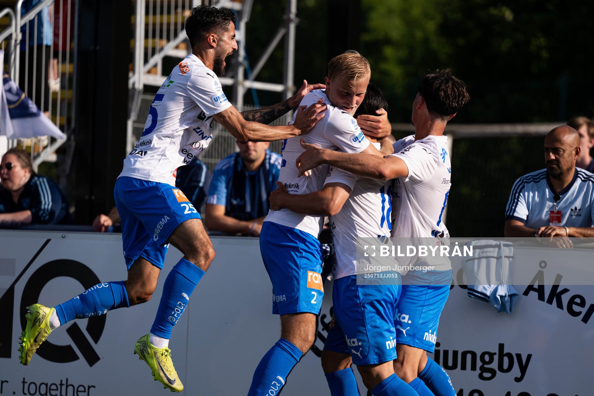 Värnamos Mohammad Alsalkhadi jublar med lagkamrater