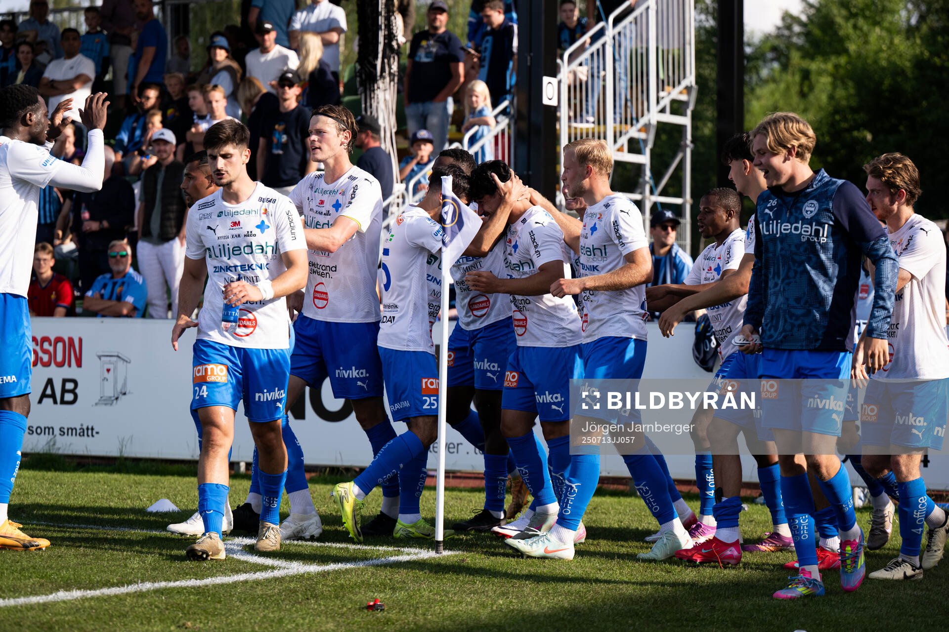 Värnamos Mohammad Alsalkhadi jublar med lagkamrater