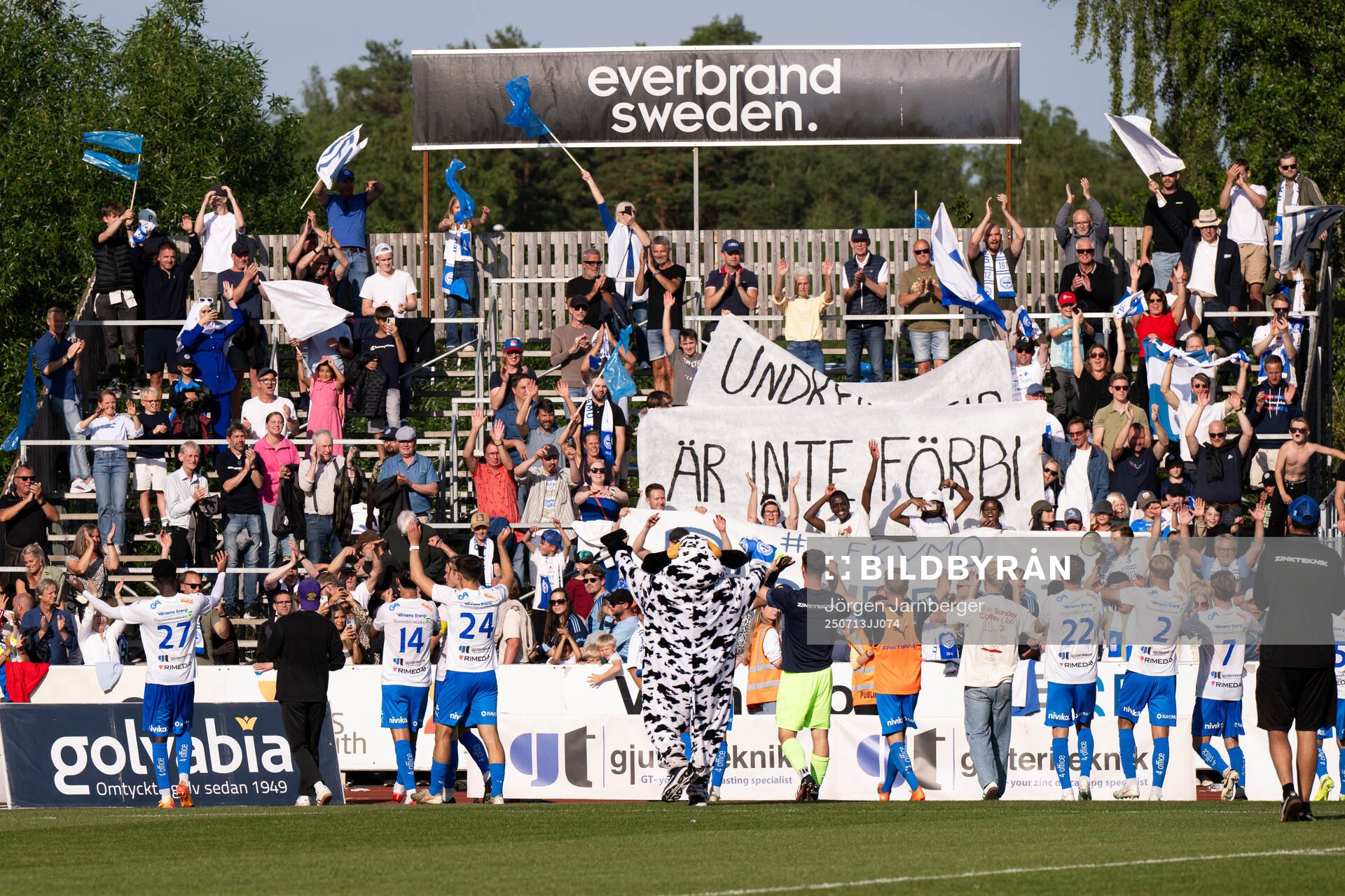 Värnamos spelare tackar supportrarna