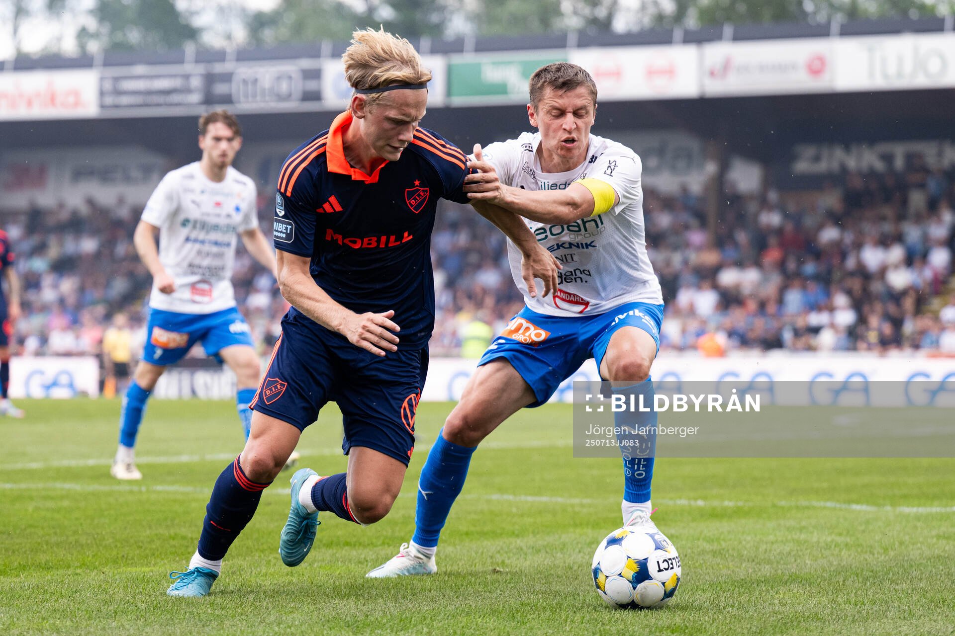 Djurgårdens Tobias Gulliksen och Värnamos Simon Thern