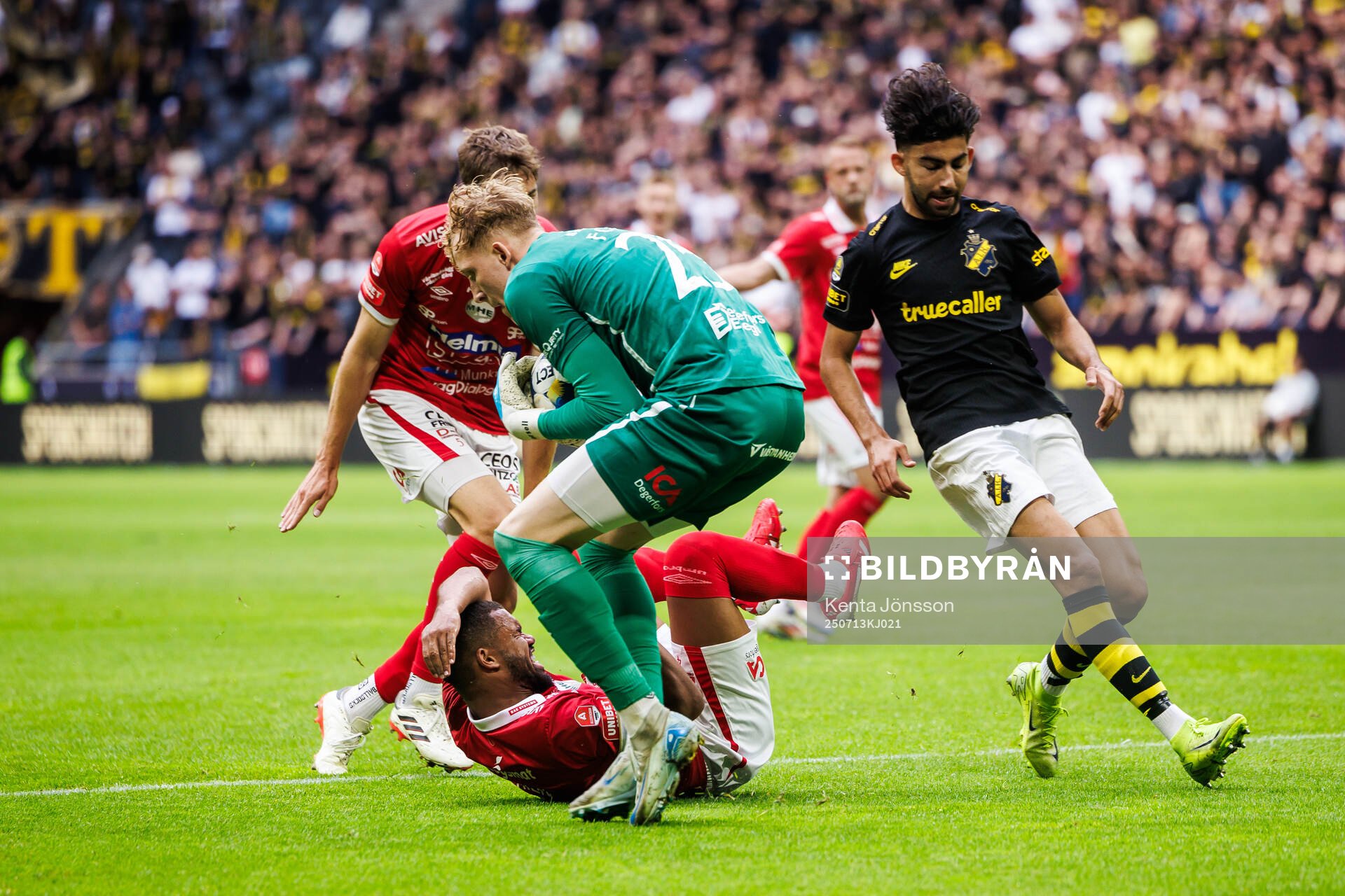Degerfors Rasmus Forsell och AIKs Andronikos Kakoullis