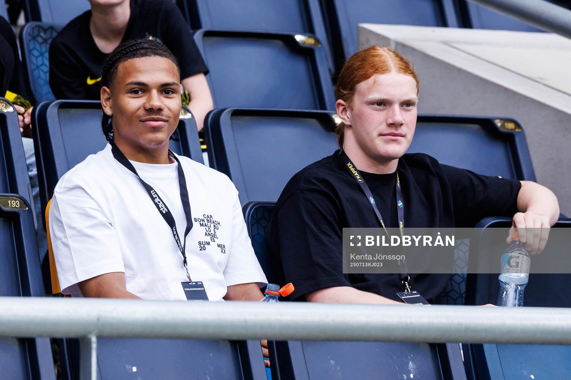 AIKs Kevin Filling och Elvis van der Laan på läktaren
