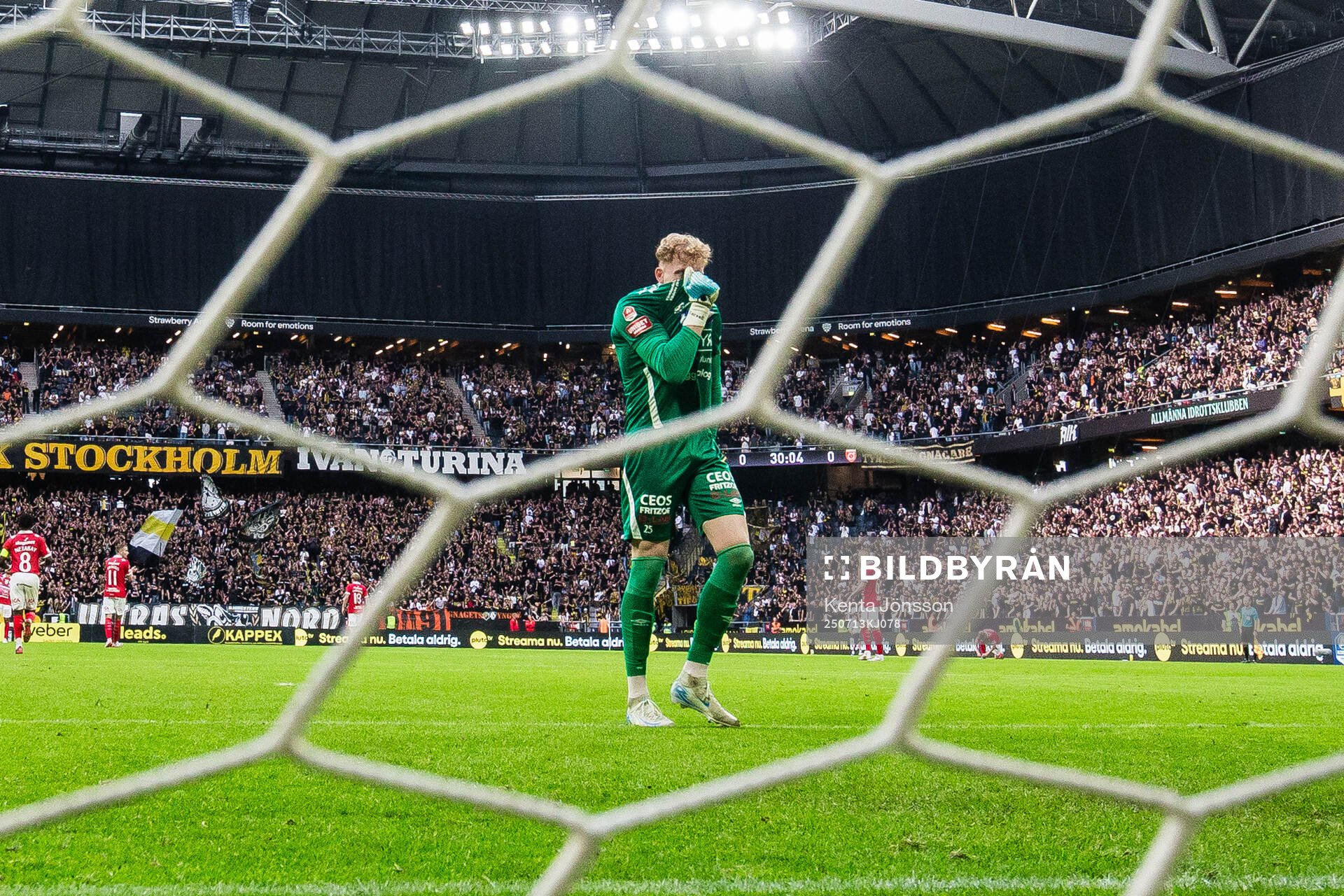 Degerfors målvakt Rasmus Forsell deppar