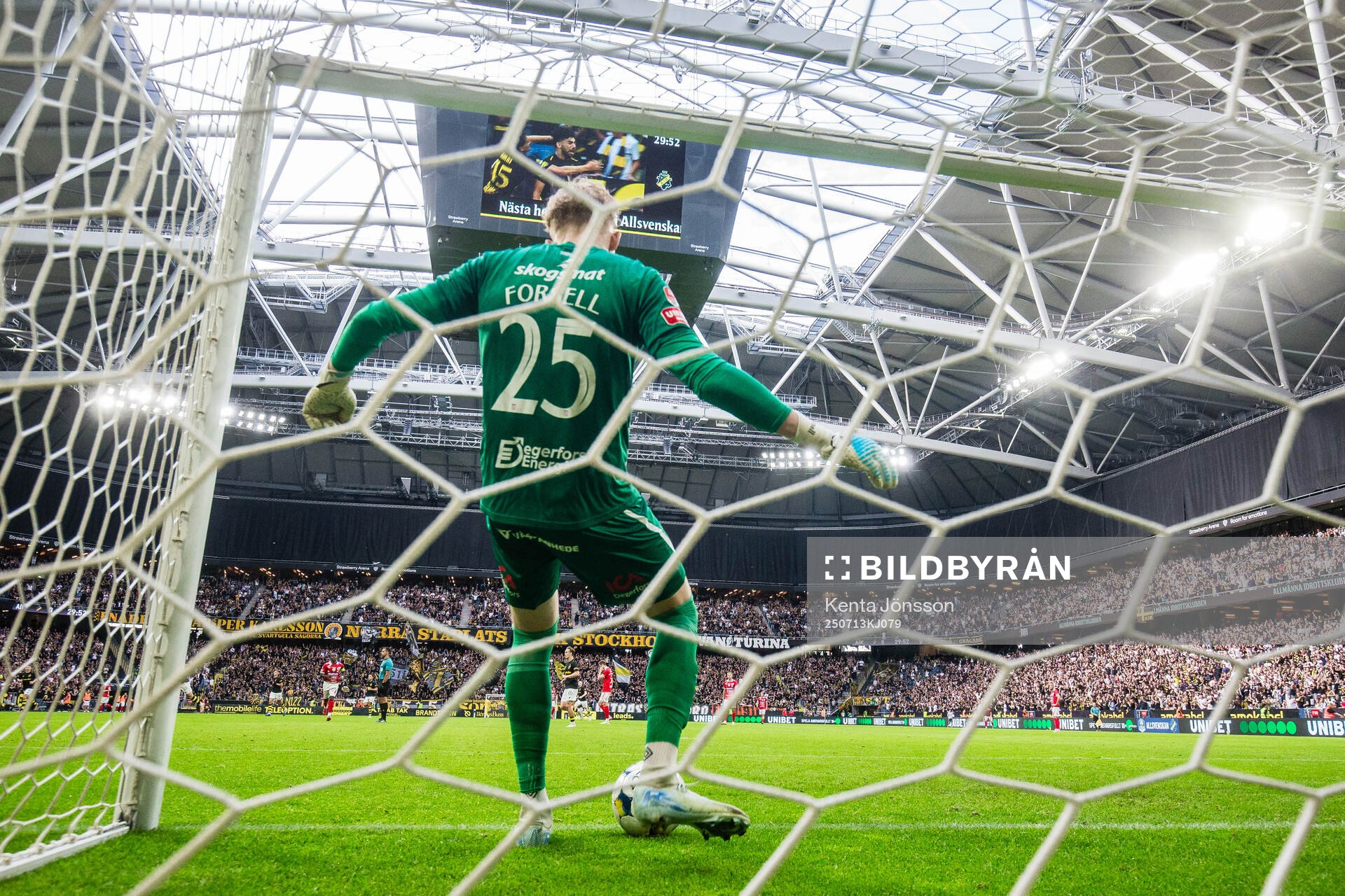 Degerfors målvakt Rasmus Forsell sparkar ut bollen från