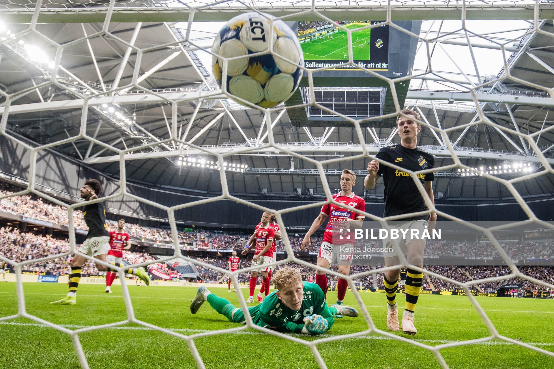 AIKs Andronikos Kakoullis gör 2-0 bakom Degerfors målvakt