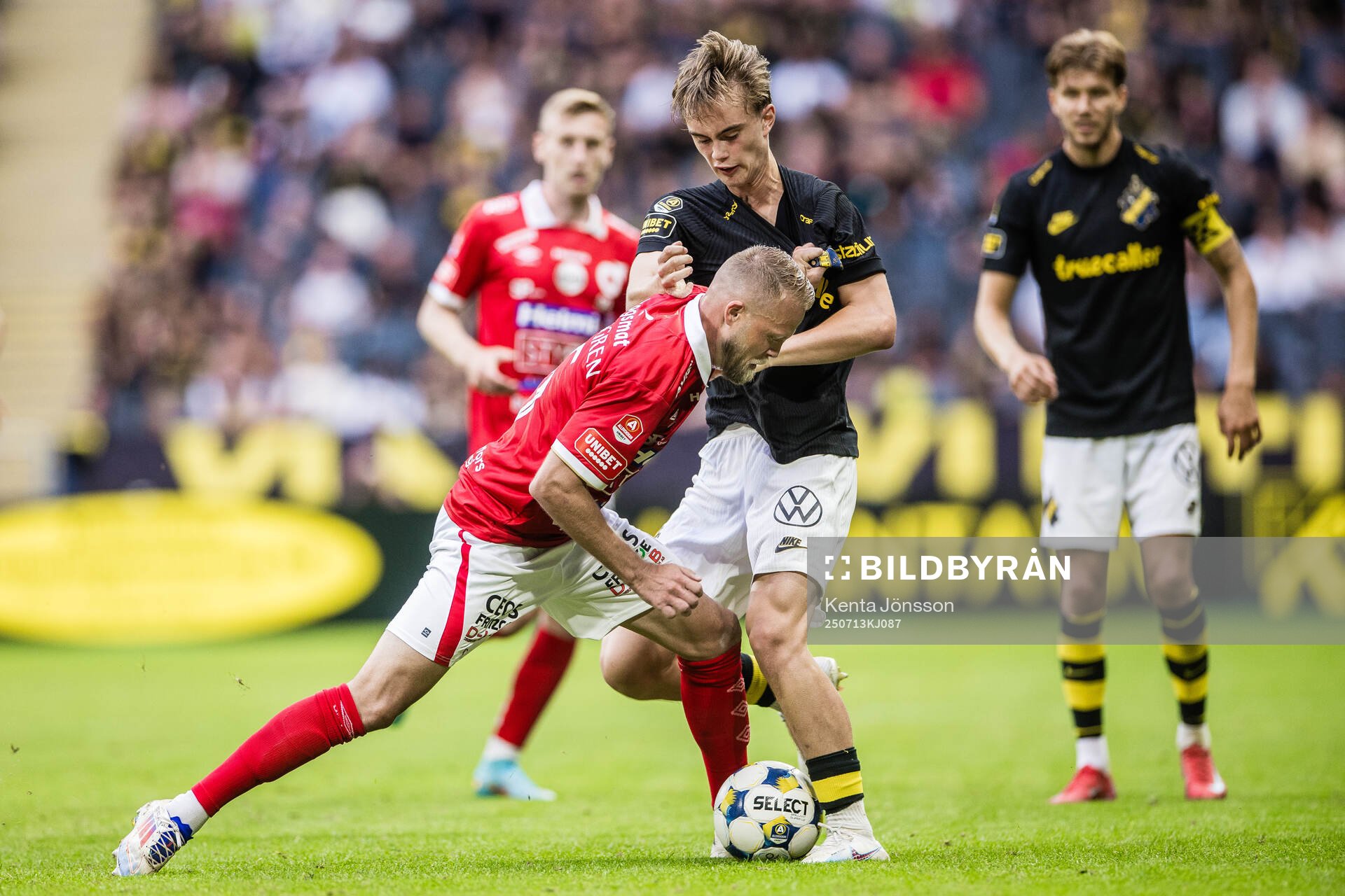 Degerfors Daniel Sundgren och AIKs Yannick Geiger