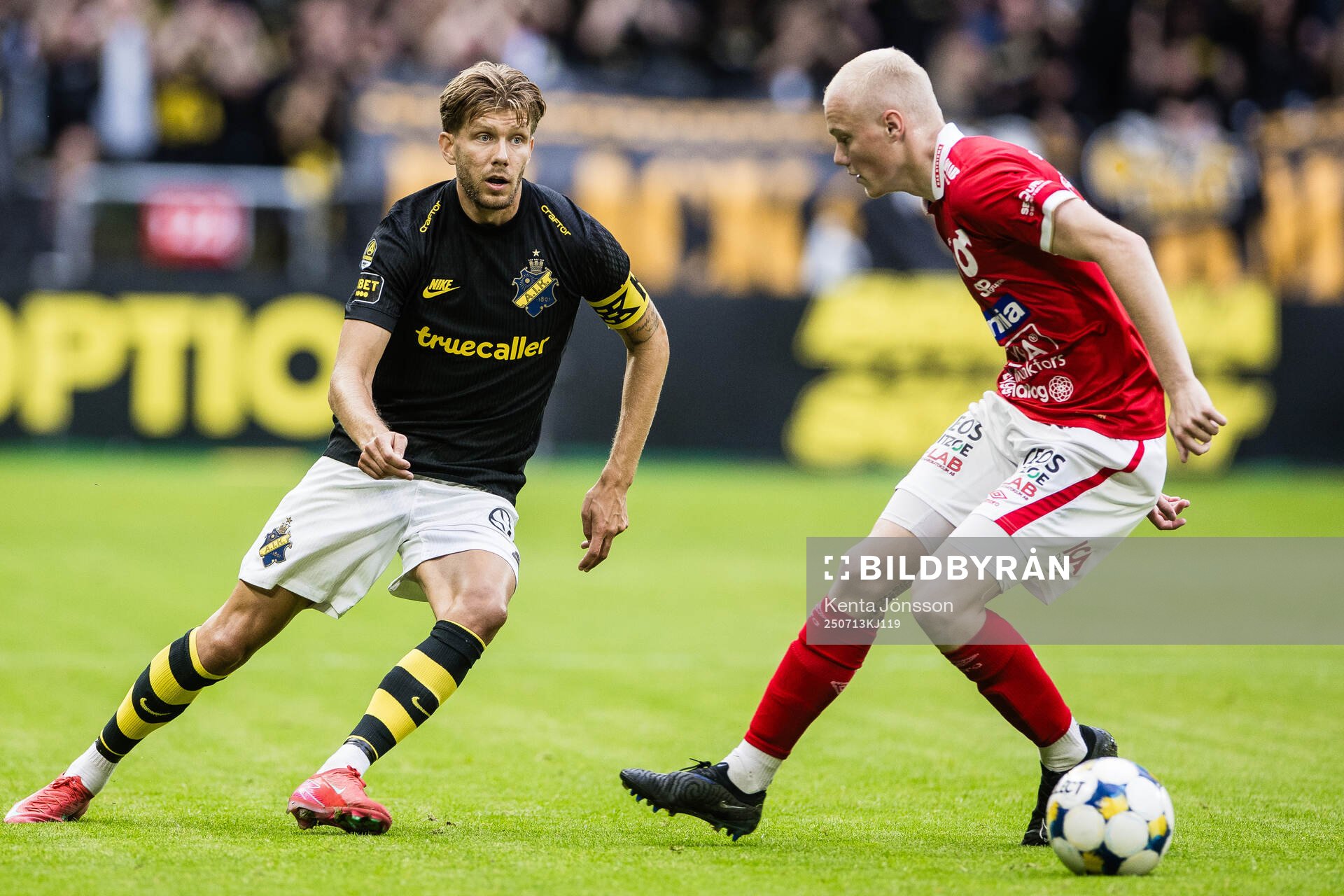 AIKs Anton Saletros och Degerfors Marcus Rafferty
