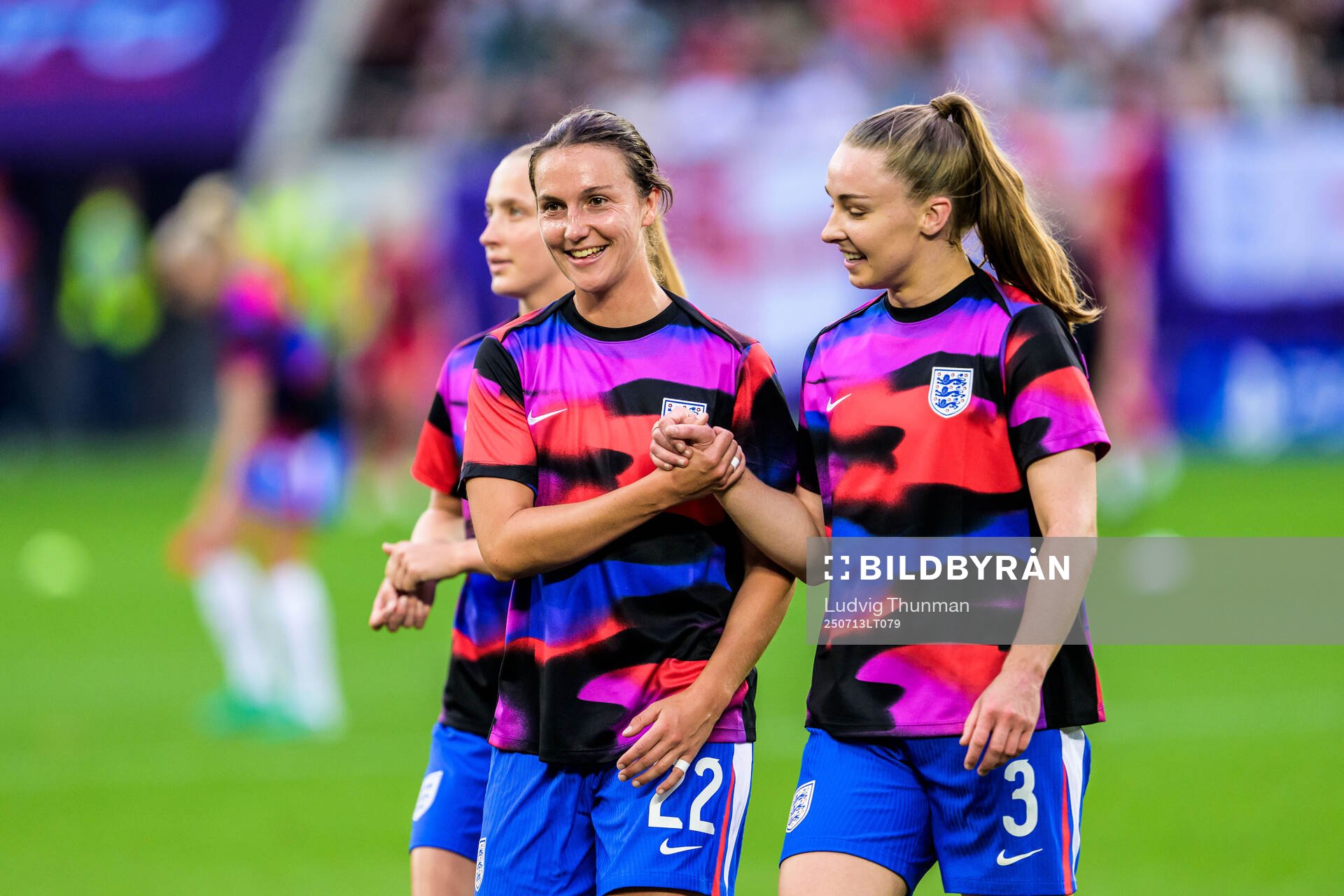 Lotte Wubben-Moy and Niamh Charles of England