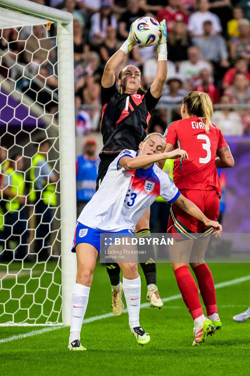 Alessia Russo of England and Goalkeeper Olivia Clark and