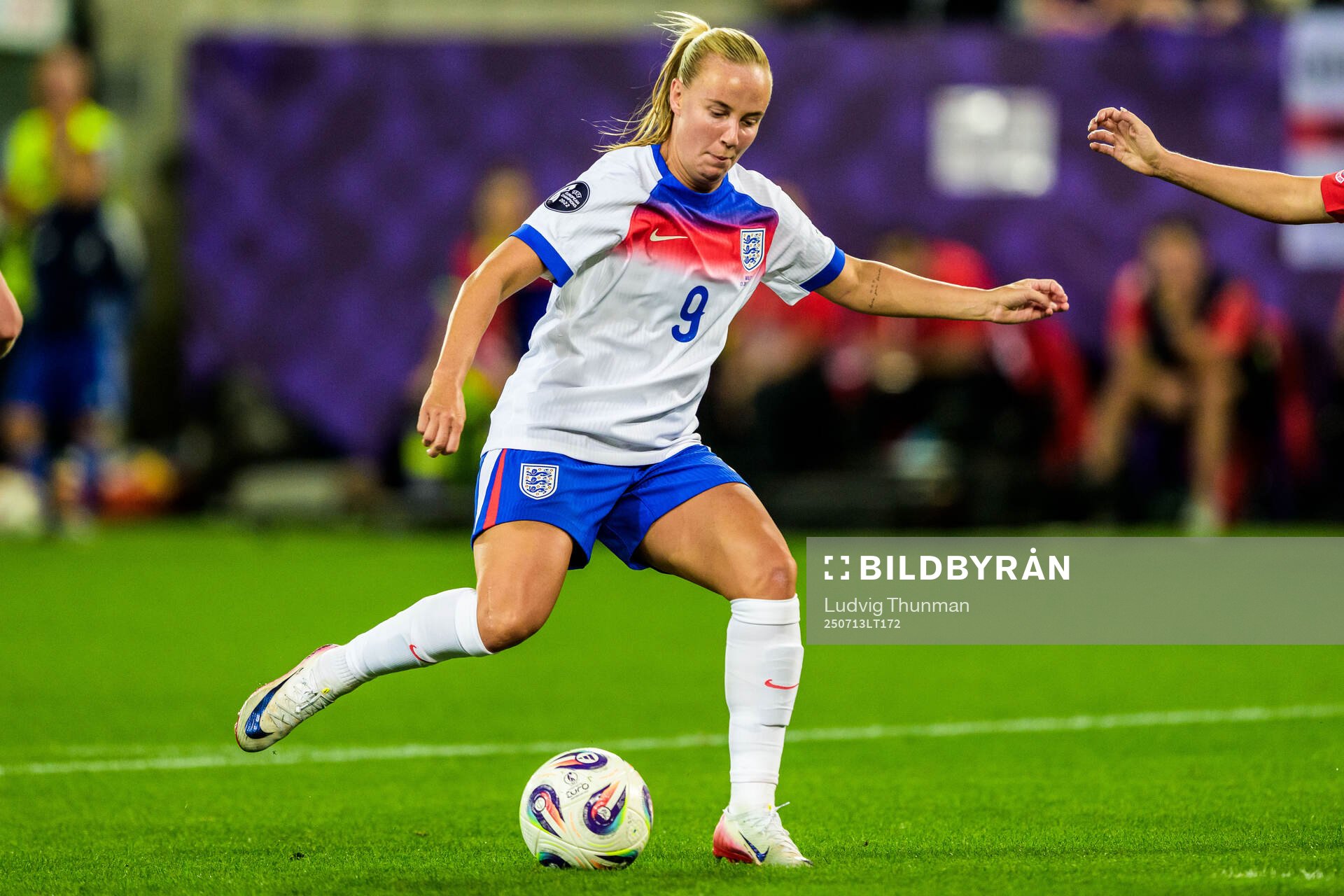 Beth Mead of England