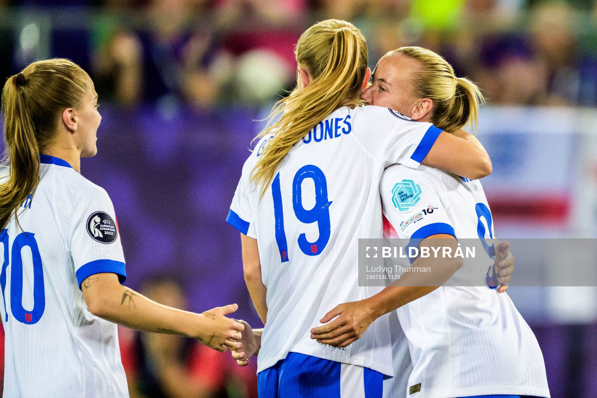 Aggie Beever-Jones and Beth Mead of England celebrates