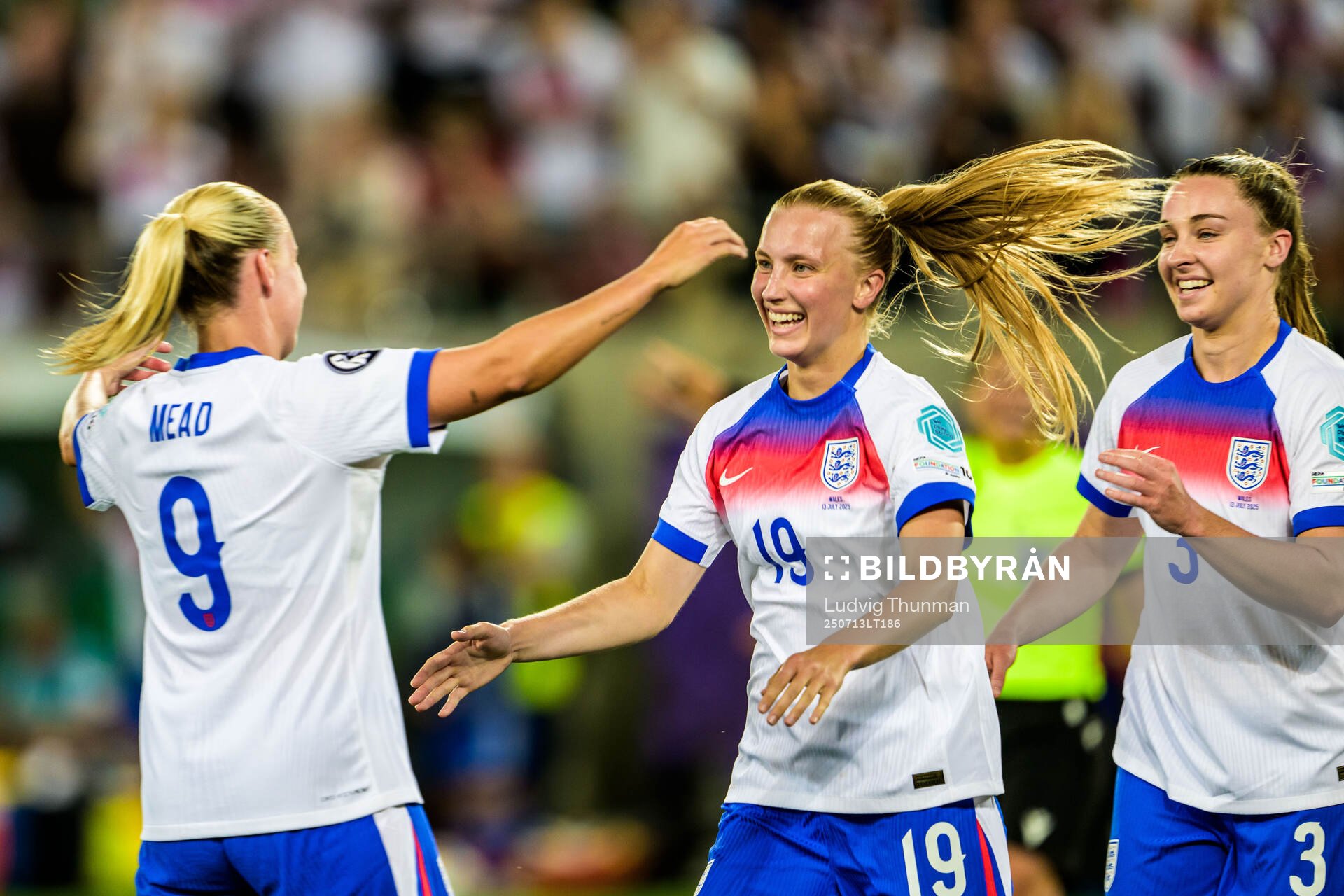 Beth Mead, Aggie Beever-Jones celebrates