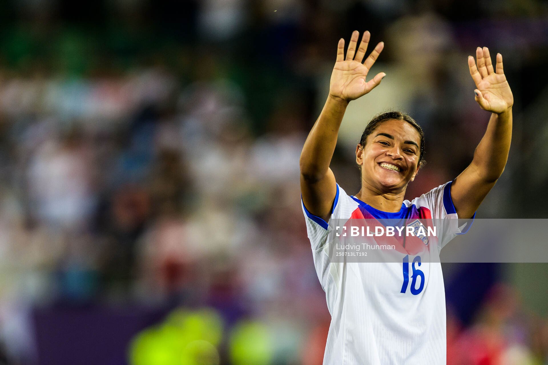 Jessica Carter of England celebrates