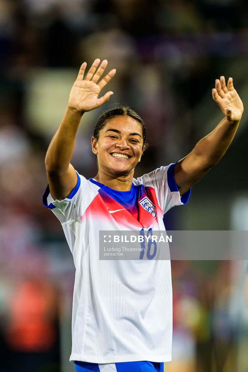 Jessica Carter of England celebrates